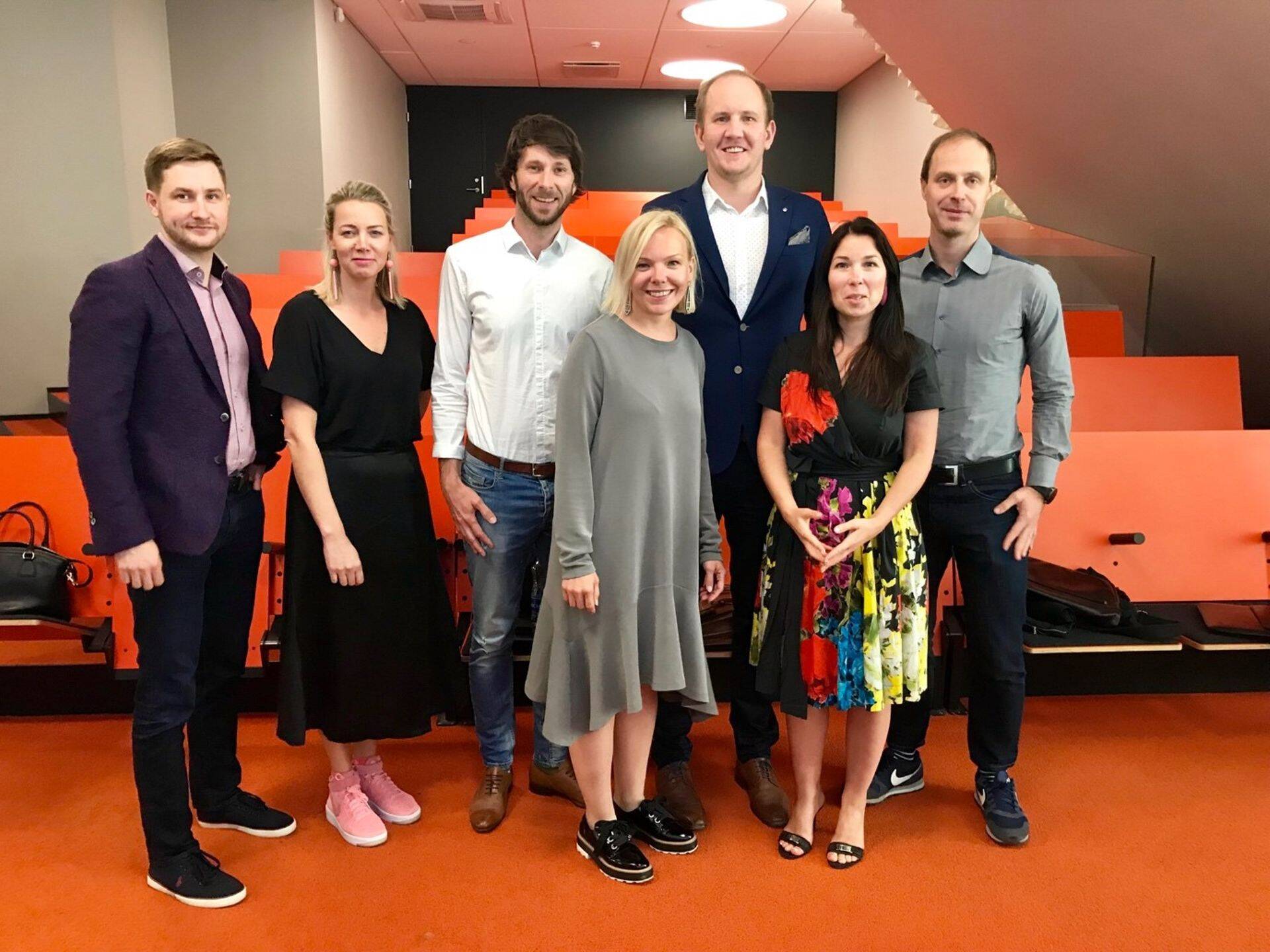 TULI juhatuse liikmed Patrik Kupenko, Helen Roonet, Magnus Lužkov, Ivo Kallasmaa, Katre Uibomäe ja Martin Rauam. Keskel TULI uus juht Maarit Mäeveer.