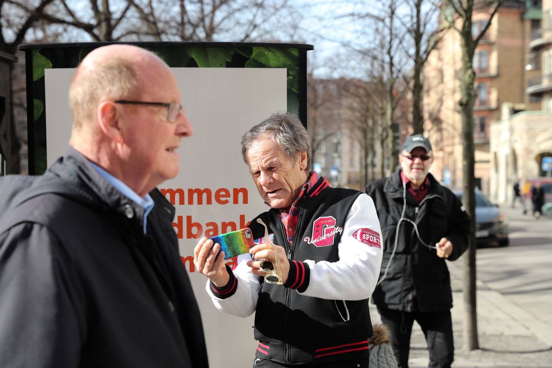 „Loomulikult nad valetavad ja varastavad,“ kommenteeris üks aktsionär pankurite tegevust.