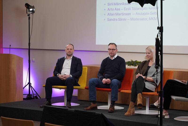 Majanduspoliitika plaani tutvustuse lõpetas aruteluring, milles osalesid (vasakult) Tööandjate Keskliidu tegevjuht Arto Aas, Asutajate Seltsi president Allan Martinson ja Ericsson Eesti juht Sirli Männiksaar.