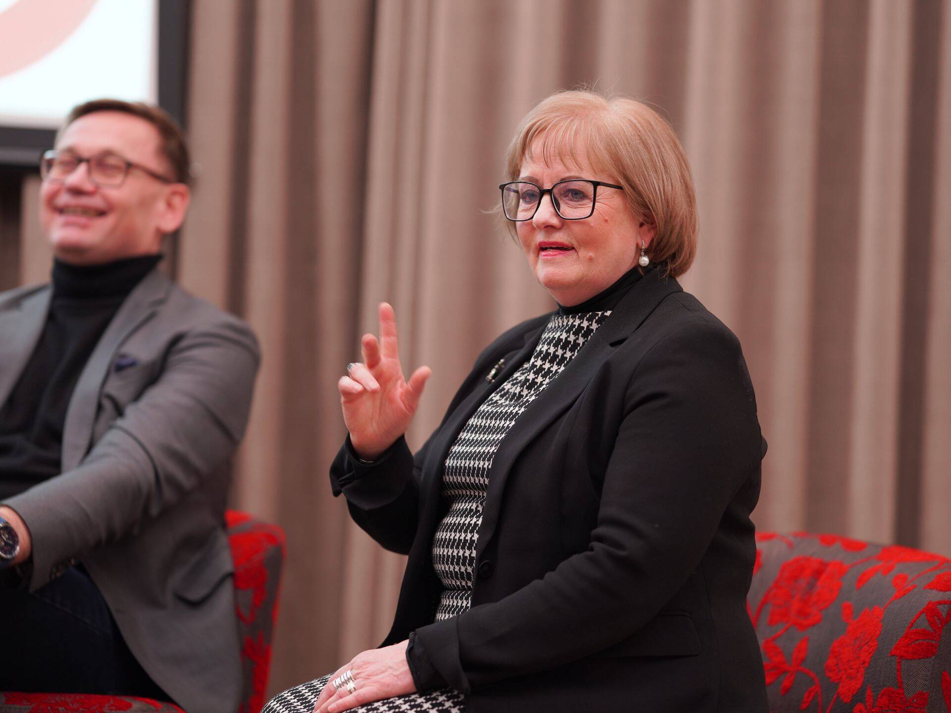 Ettevõtja Anne Nõgu ning endine tervise- ja tööminister Peep Peterson arutlesid seminaril, kas hea töötaja on ettevõttele tulu või kulu?