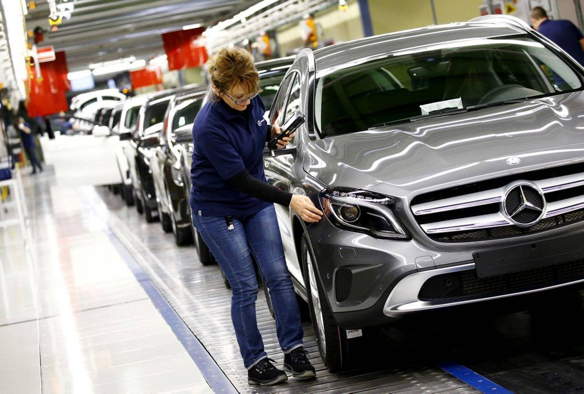 Официально Mercedes-Benz решил не поставлять машины в Россию больше года назад. Блокировка ПО дополнительно усложнит и «серый» ввоз машины, а также их обслуживание.