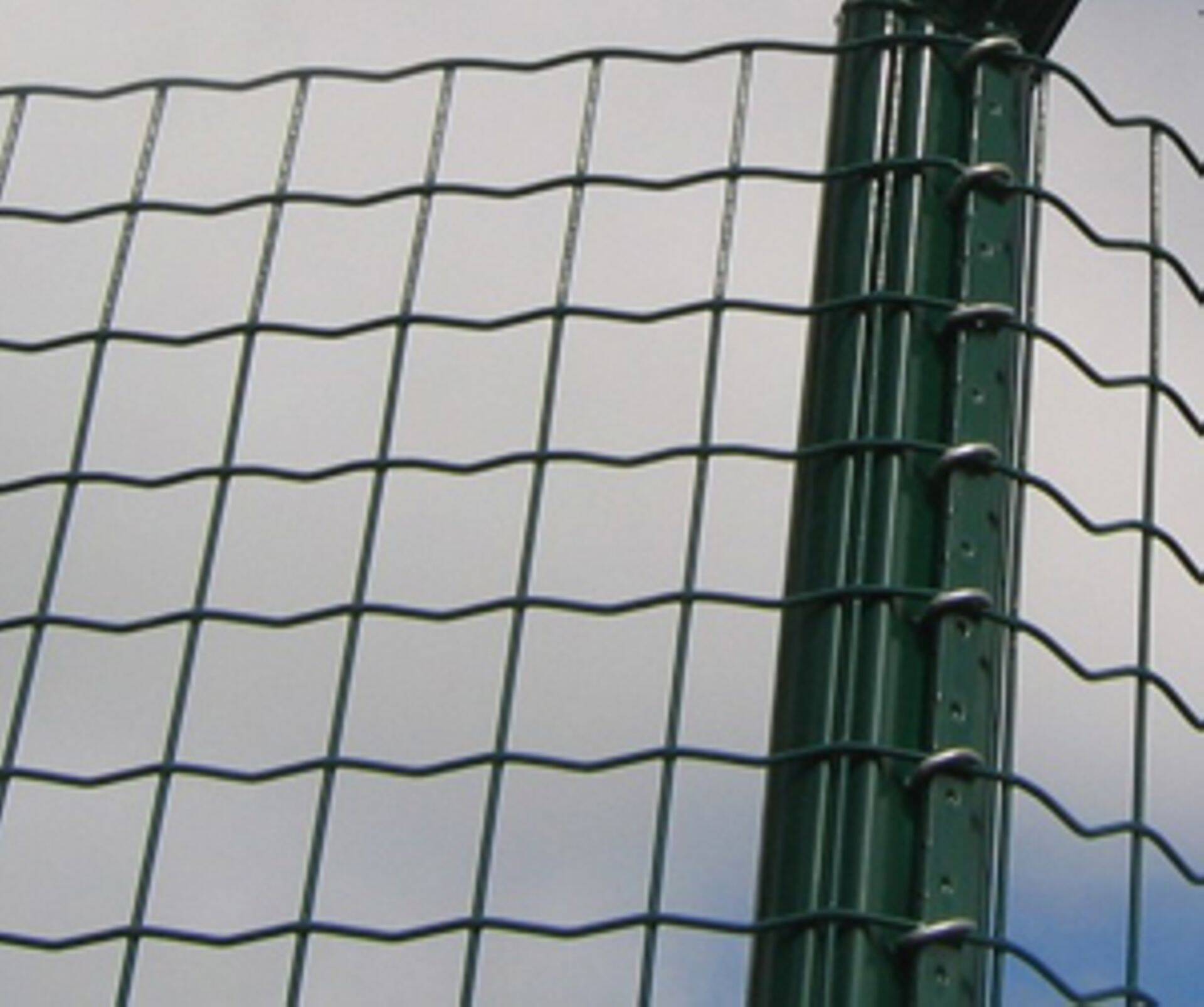 Т-образная часть позволяет устанавливать крепления сетки по всей высоте столба