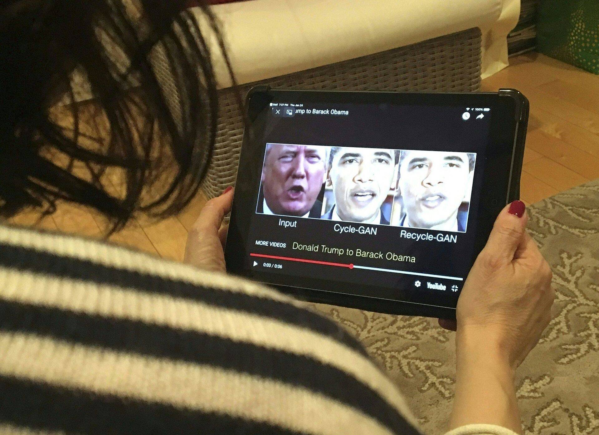 Naine vaatamas eelmise aasta alguses manipuleeritud videot, kus on muudetud ära, mida on öelnud president Donald Trump ja endine president Barack Obama.