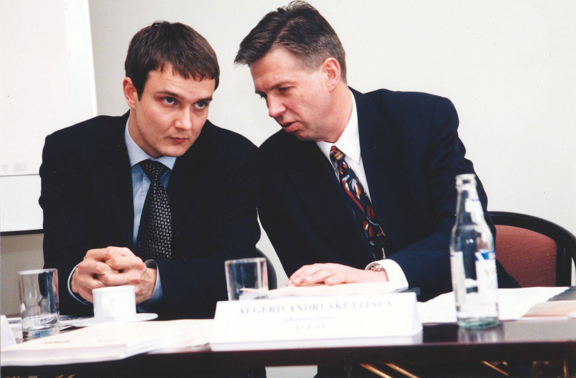 Aasta 1998, aprill. Indrek Rahumaa ehitusfirma EMV juhatuse esimehe Algerd Andruskevitshusega. Balti Cresco Investeerimisgrupi nõukogu esimees Rahumaa nõustas sel ajal Merkot, mis plaanis EMVga ühineda.