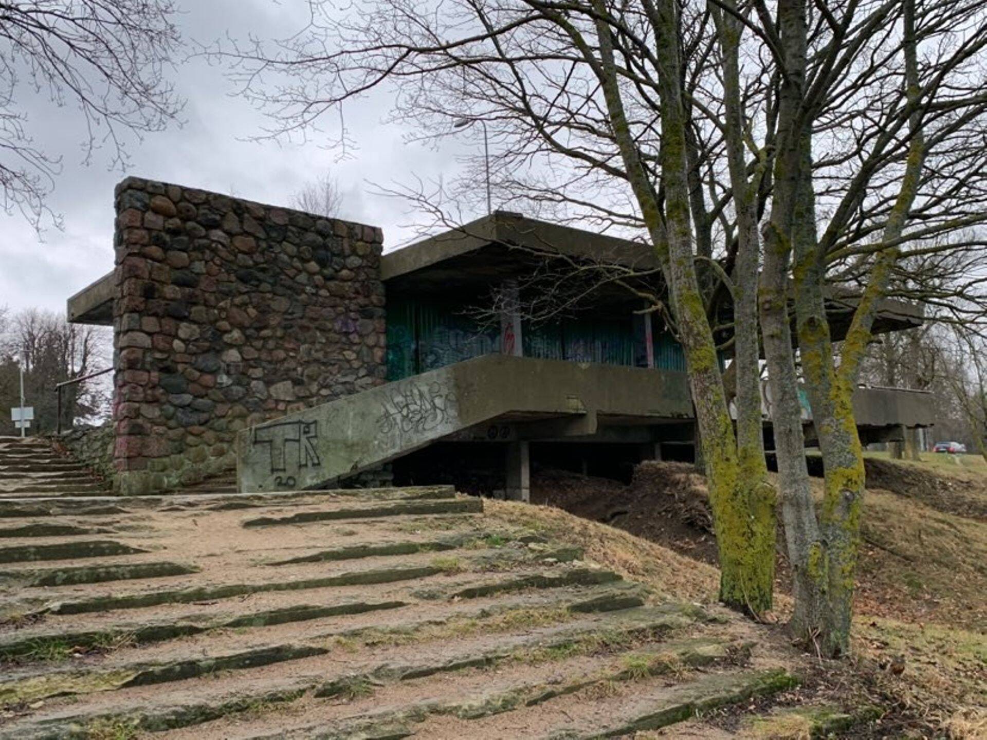 Ootepaviljon Merivälja teel.