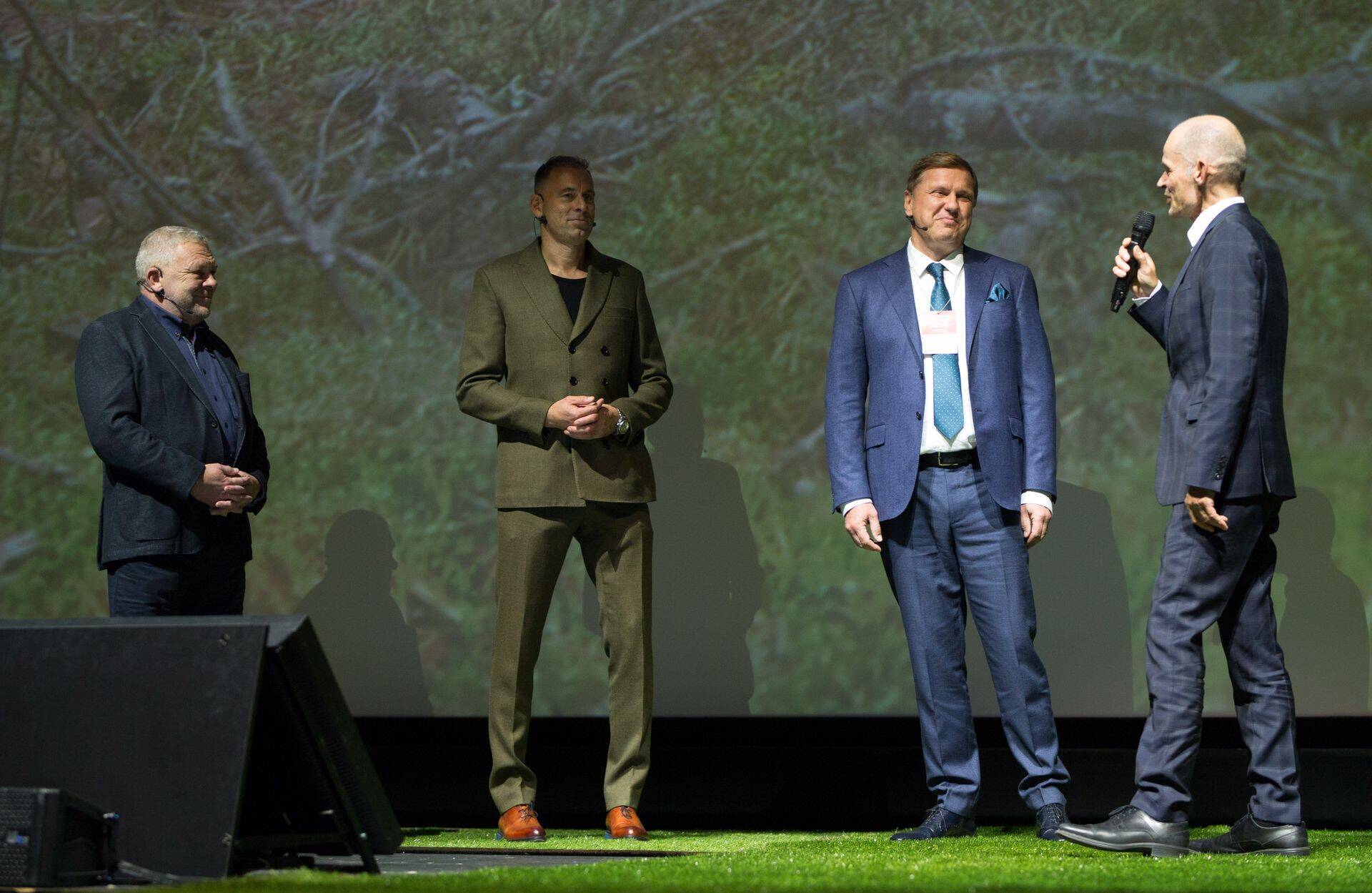 Äriplaani konverentsi arutlusringis, kus osalesid ettevõtjad Olari Taal (vasakult), Rain Lõhmus ja Ain Hanschmidt koos modereerija Igor Rõtoviga, jäi kõlama ettevõtja pika plaani tegemist segav poliitiline risk.