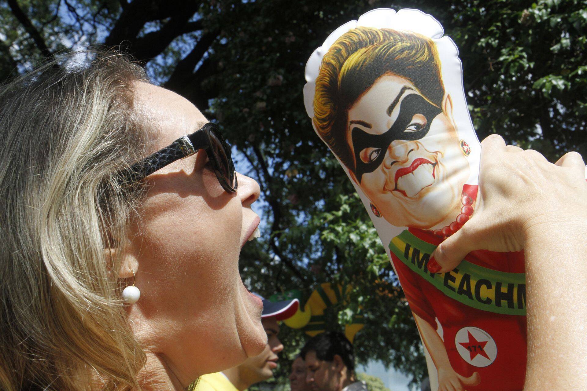 Brasiilia riiklikus naftafirmas Petrobras käib korruptiooniuurimine, millega seoses nõudsid sel nädalavahetusel demonstrandid president Dilma Rouseffi tagasiastumist.