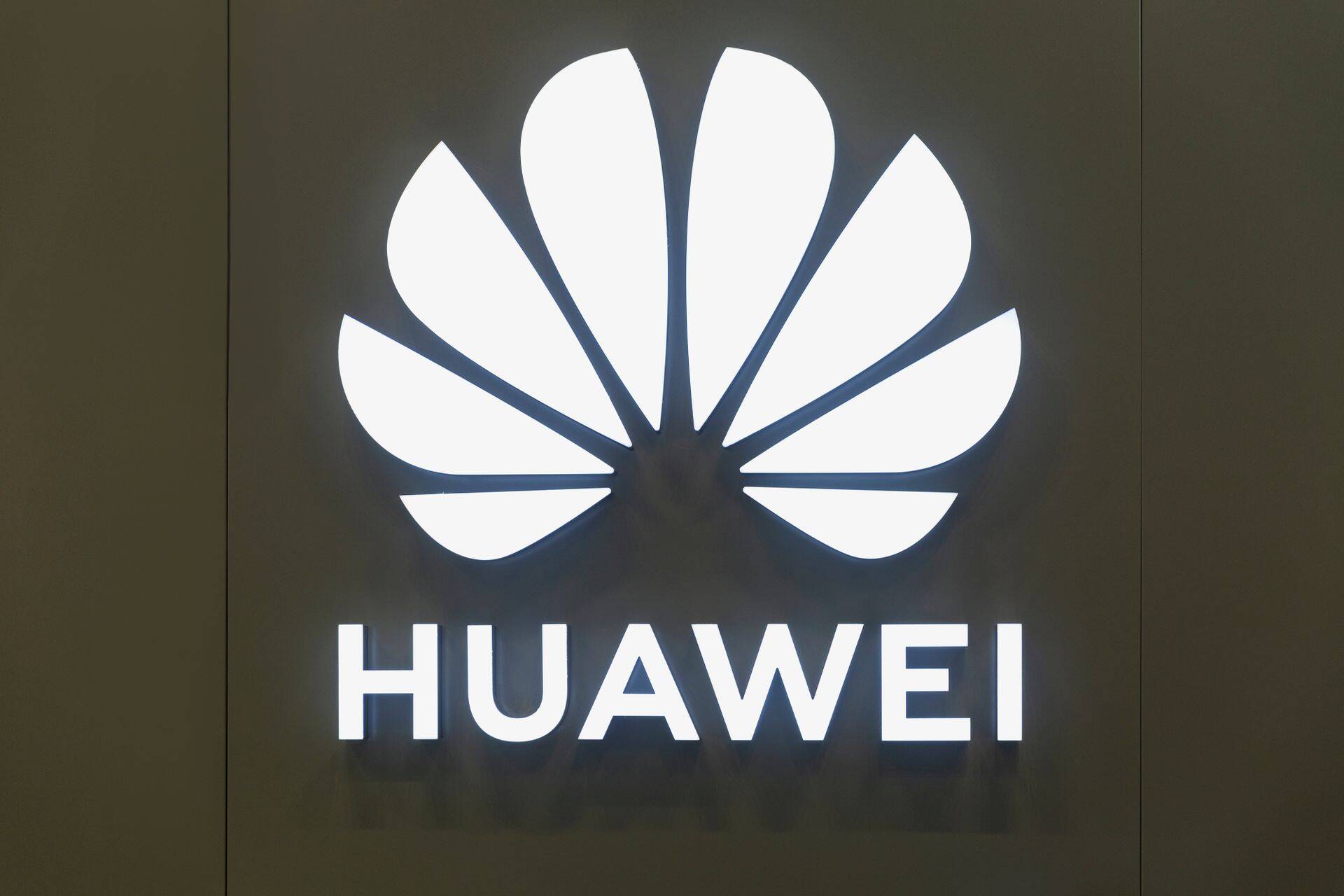 Чистая прибыль Huawei за первое полугодие 2022 года упала на 52%, до 15,1 млрд юаней ($2,2 млрд).