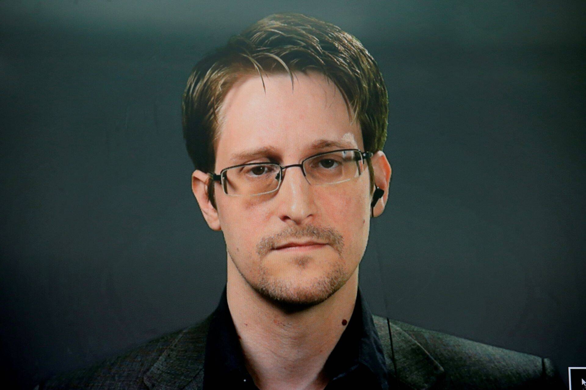 В 2013 году Сноуден передал СМИ данные о программах американских спецслужб о слежке по всему миру. Публикации вызвали широкий резонанс.