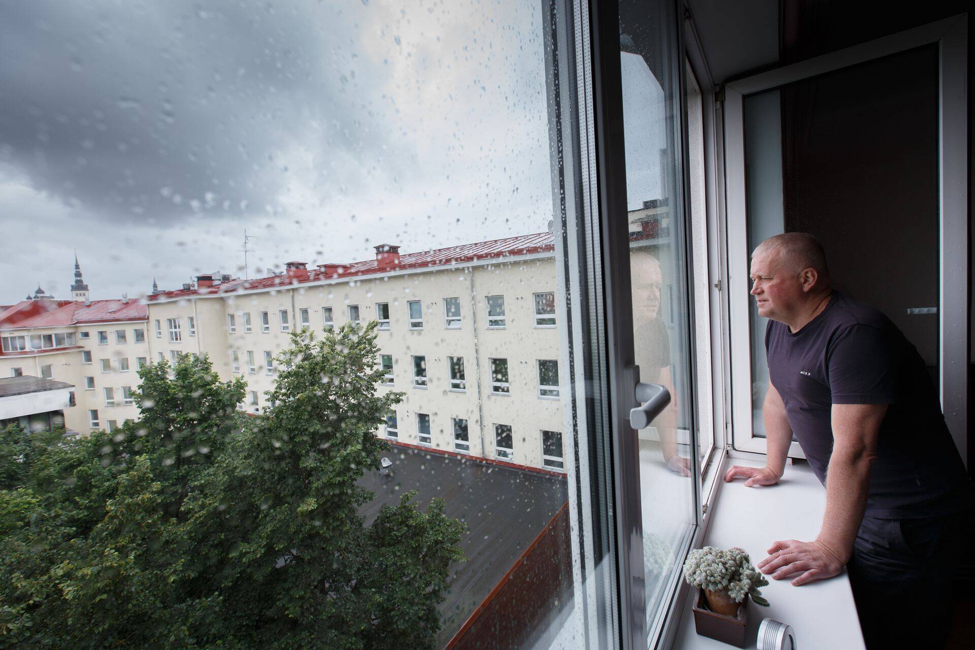 Kaubamaja tänaval elava Magnus Ilmjärve ja tema majakaaslaste kohal on ähvardavad murepilved: peagi laiutab nende kodu kõrval kaubanduskeskus.