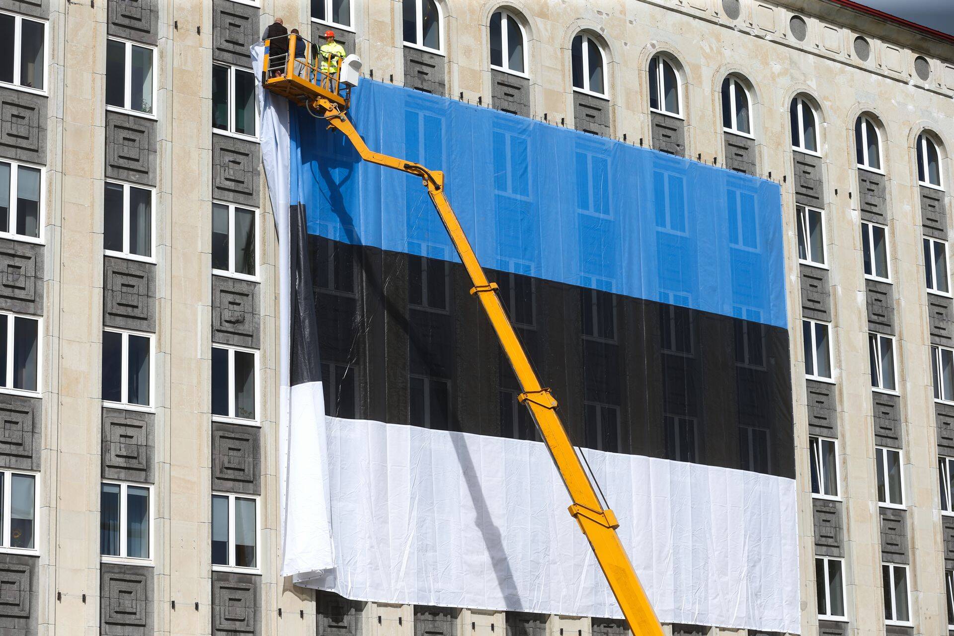 Eesti lipp riputatakse vabaduse väljakule 20.augusti tähistamiseks.