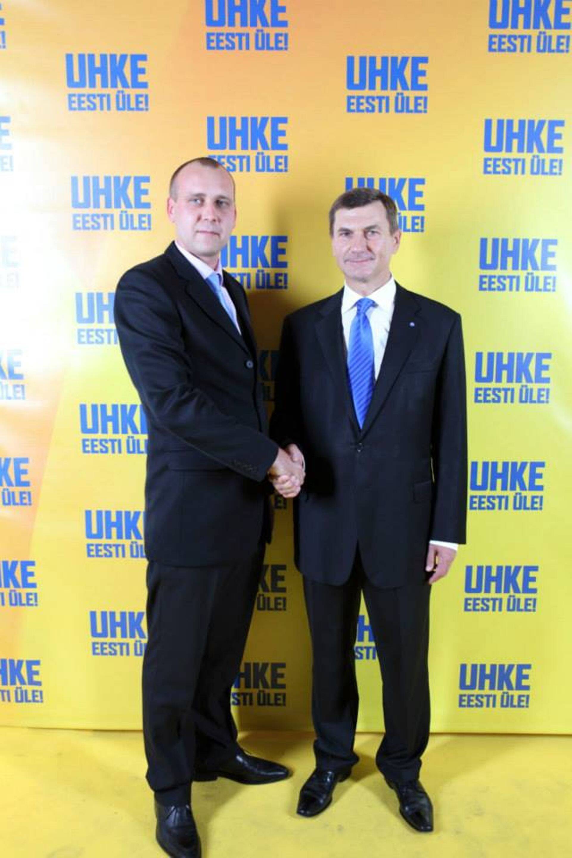 Kristo Valge kätleb Reformierakonna eelmise esimehe Andrus Ansipiga
