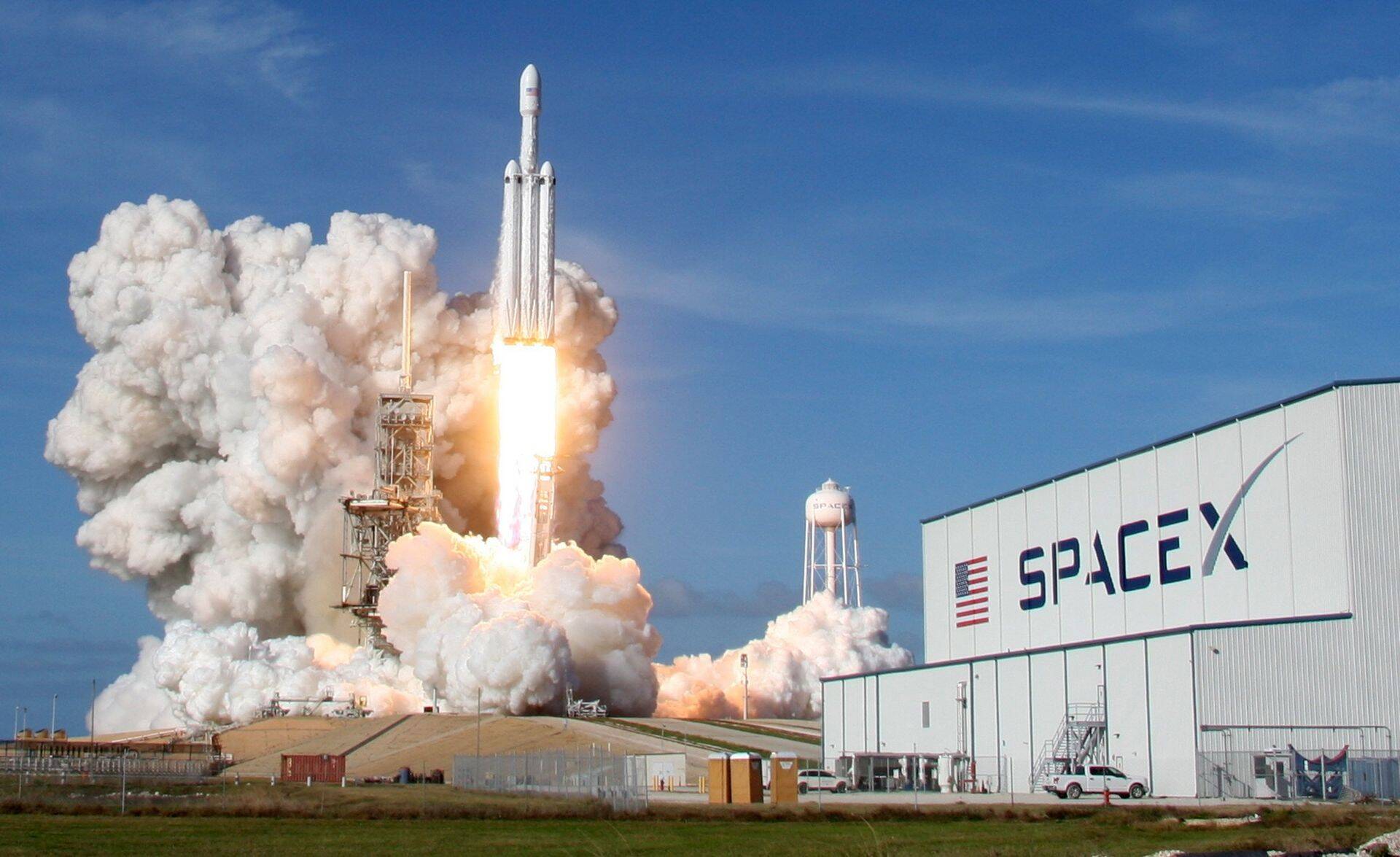 Первый запуск Falcon Heavy состоялся 6 февраля 2018 года.