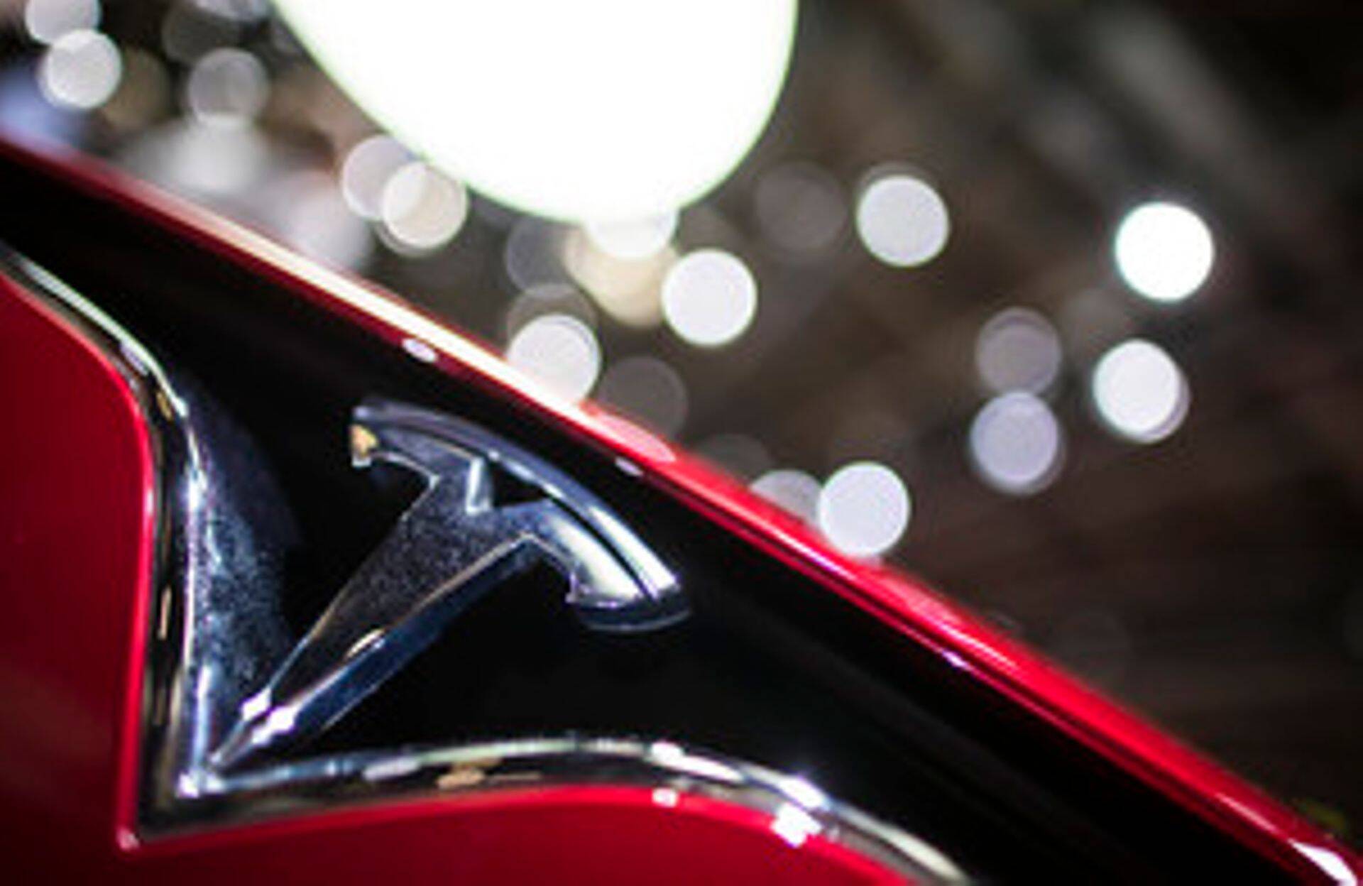 Tesla kutsub tagasi tuhandeid laadimispistikuid