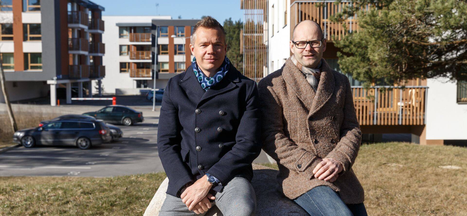 Kaamos Kinnisvara võtmeisikud: tegevjuht Priit Uustulnd (paremal) ja arendusjuht Ivar Vahter Hõbemetsa elurajoonis.