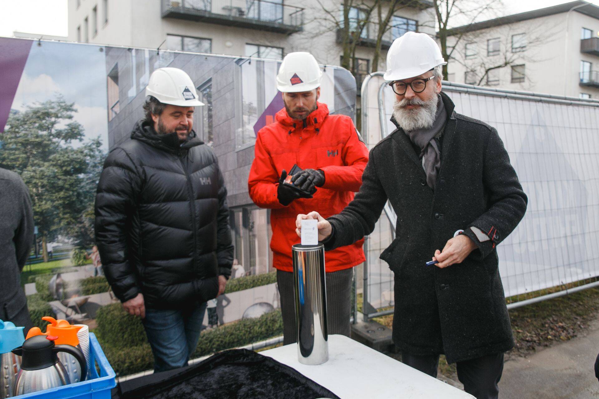Nurgakivi asetamisel osalesid Metro Capitali ja ehitusettevõtte Kiikri Ehitus esindajad ja Arhitekt11 arhitektid. Nurgakivi kapslisse sai traditsioonide järgi sama kuupäeva ajaleht ja projekti autorite signeeritud maja ehitusplaanid.