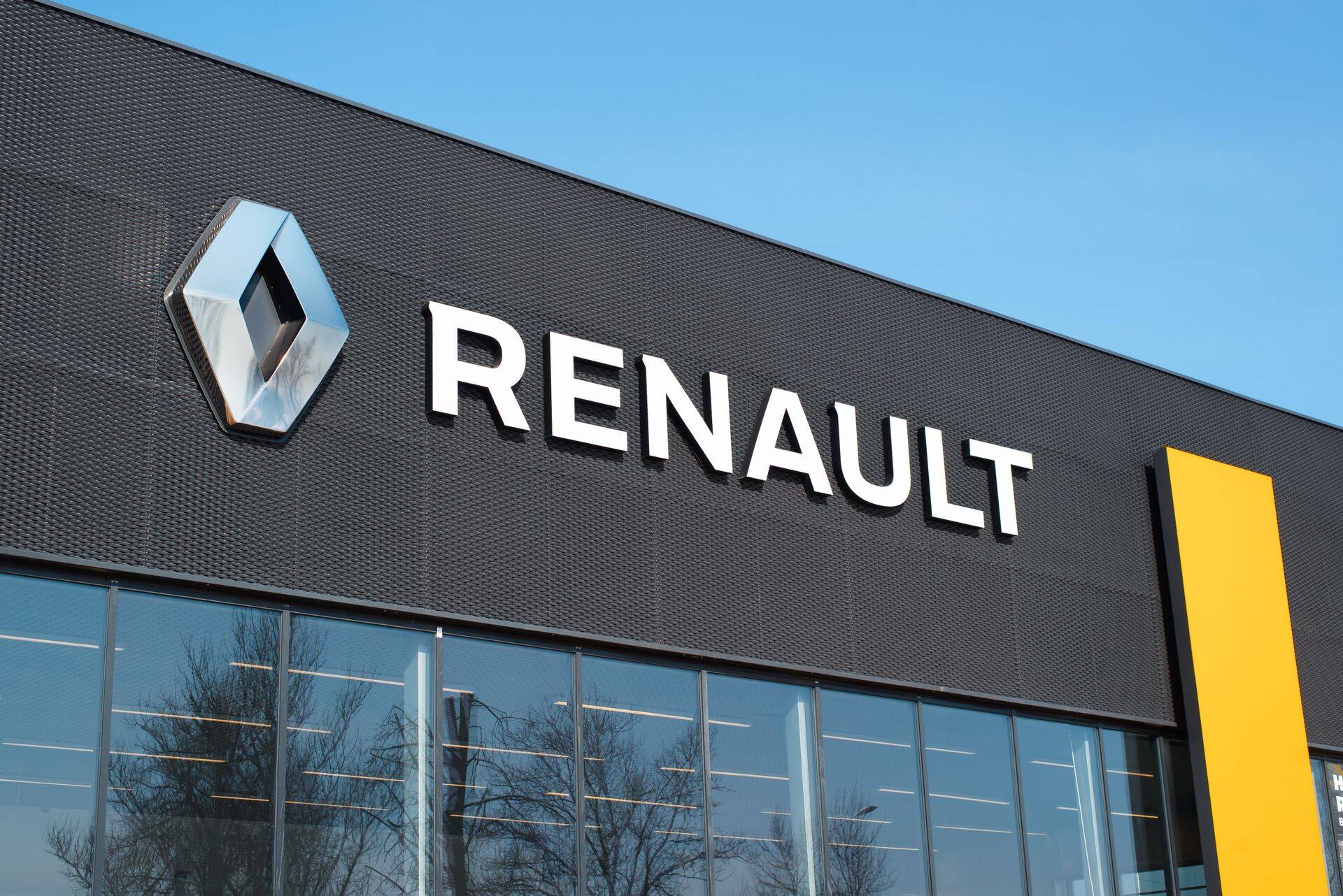 Renault остановил свою деятельность в России в марте 2022 года.