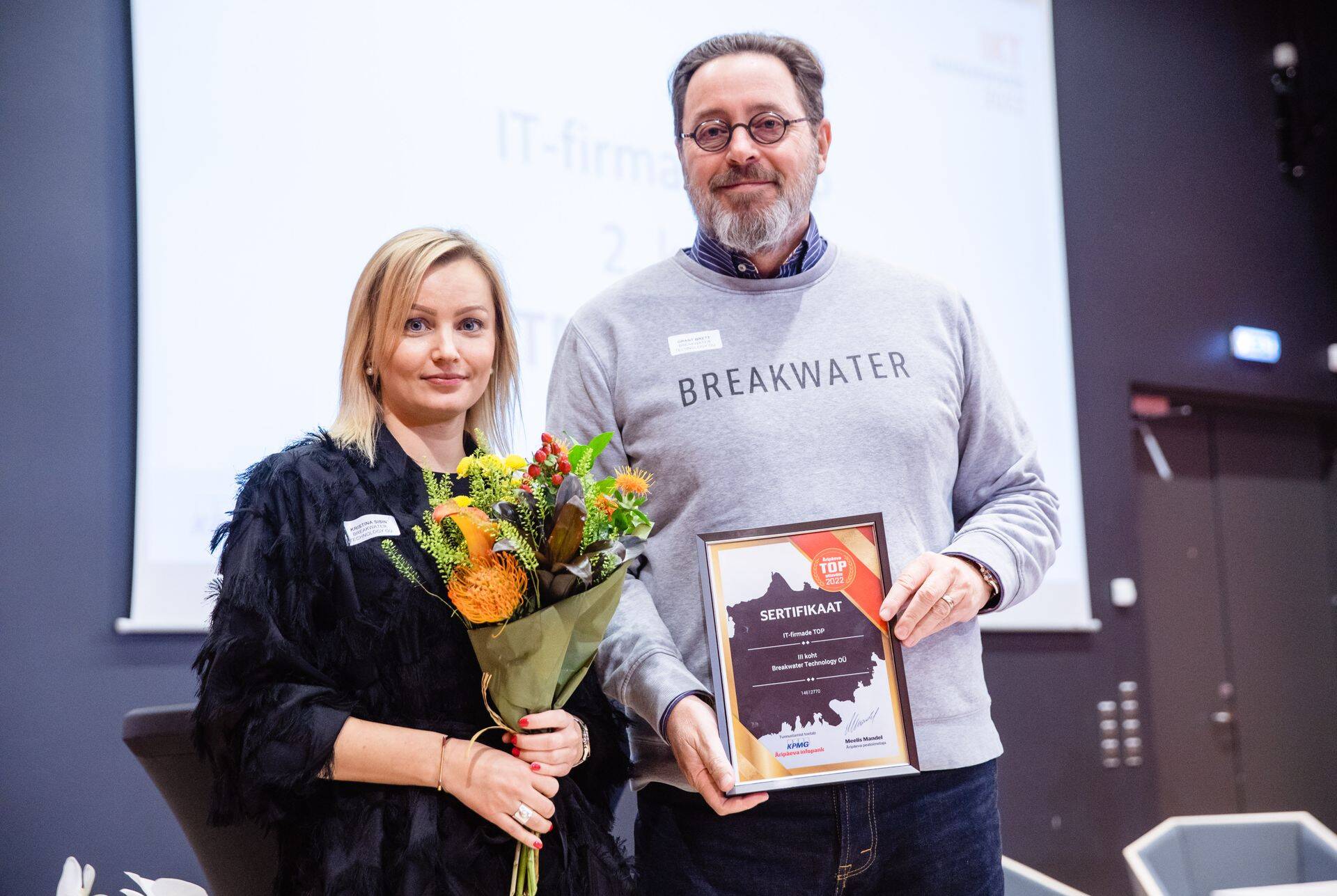Breakwater Technology saavutas mullu IT-firmade TOPis 3. koha, fotol personalijuht Kristina Sisin ja tegevjuht Grant Louis Brett mullu oktoobris IT-juhtimise aastakonverentsil.