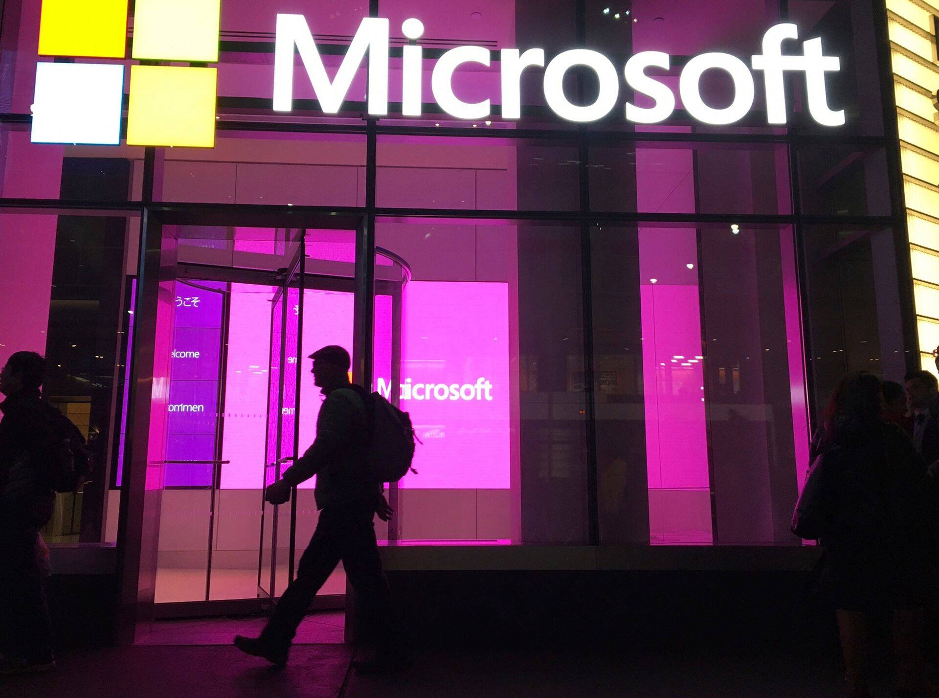 Microsofti Windows tarkvara müük on hakanud langema kõrge inflatsiooni ja intressimäärade tõusu tõttu, samas hoiavad tehnoloogiahiidu endiselt püsti ärikliendid.