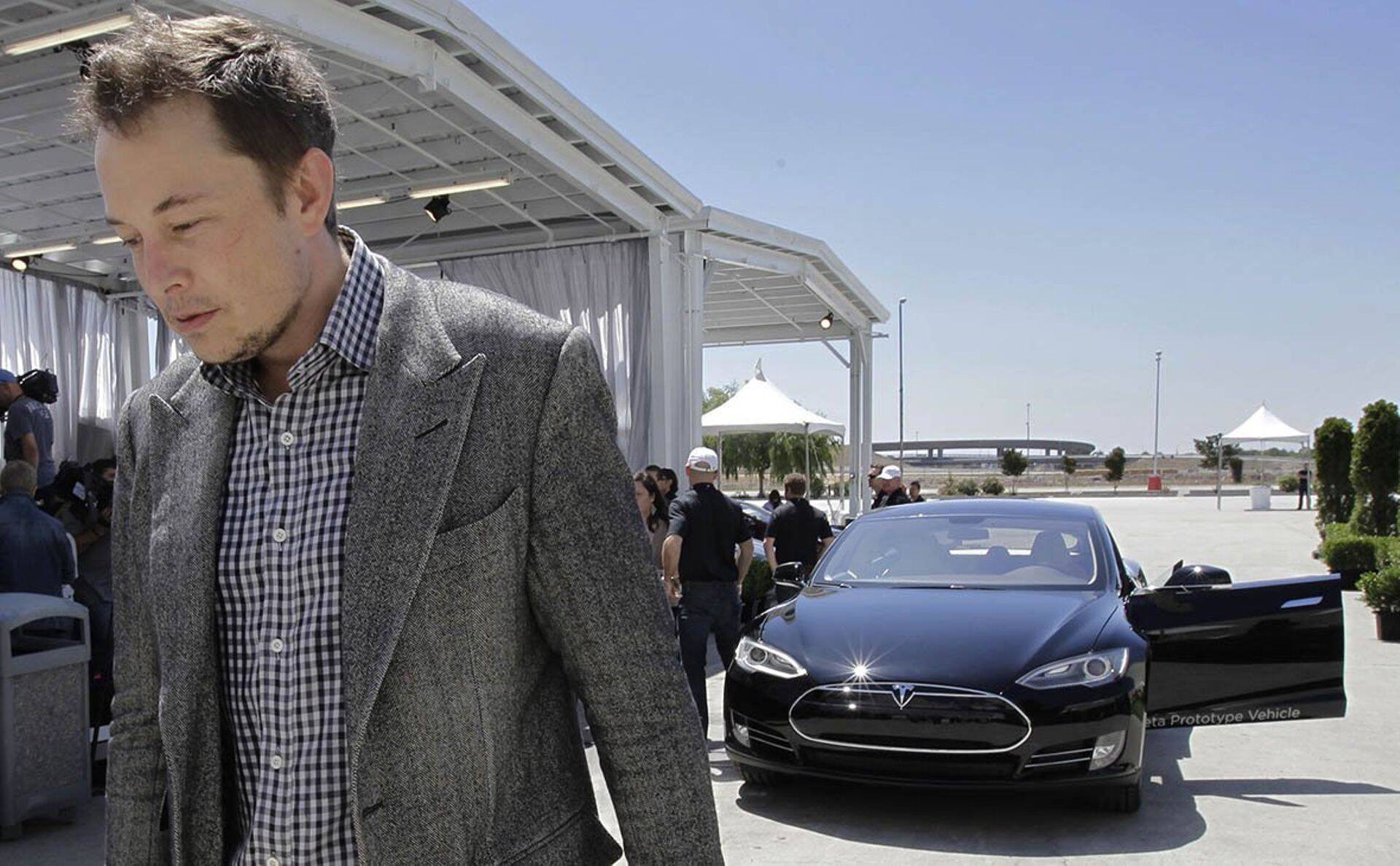 Илон Маск отметил 1 апреля твитами о банкротстве Tesla Motors