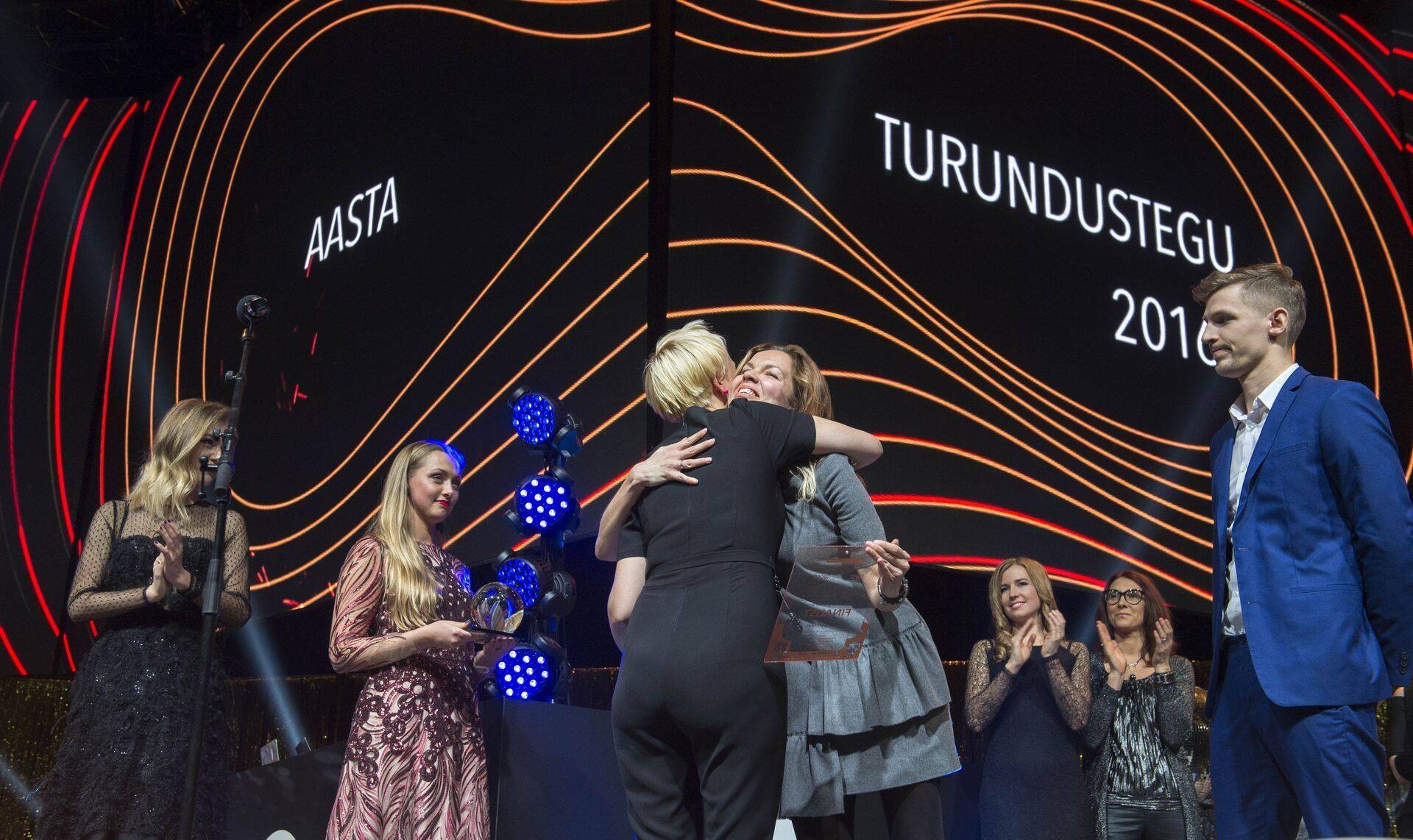 Aasta Turundustegu 2016 žürii esimees Piret Reinson õnnitlemas Kalevi tootegrupi juhti Jane Õunastet. Paremal: Keiro Vantsi reklaamiagentuurist Age McCann.