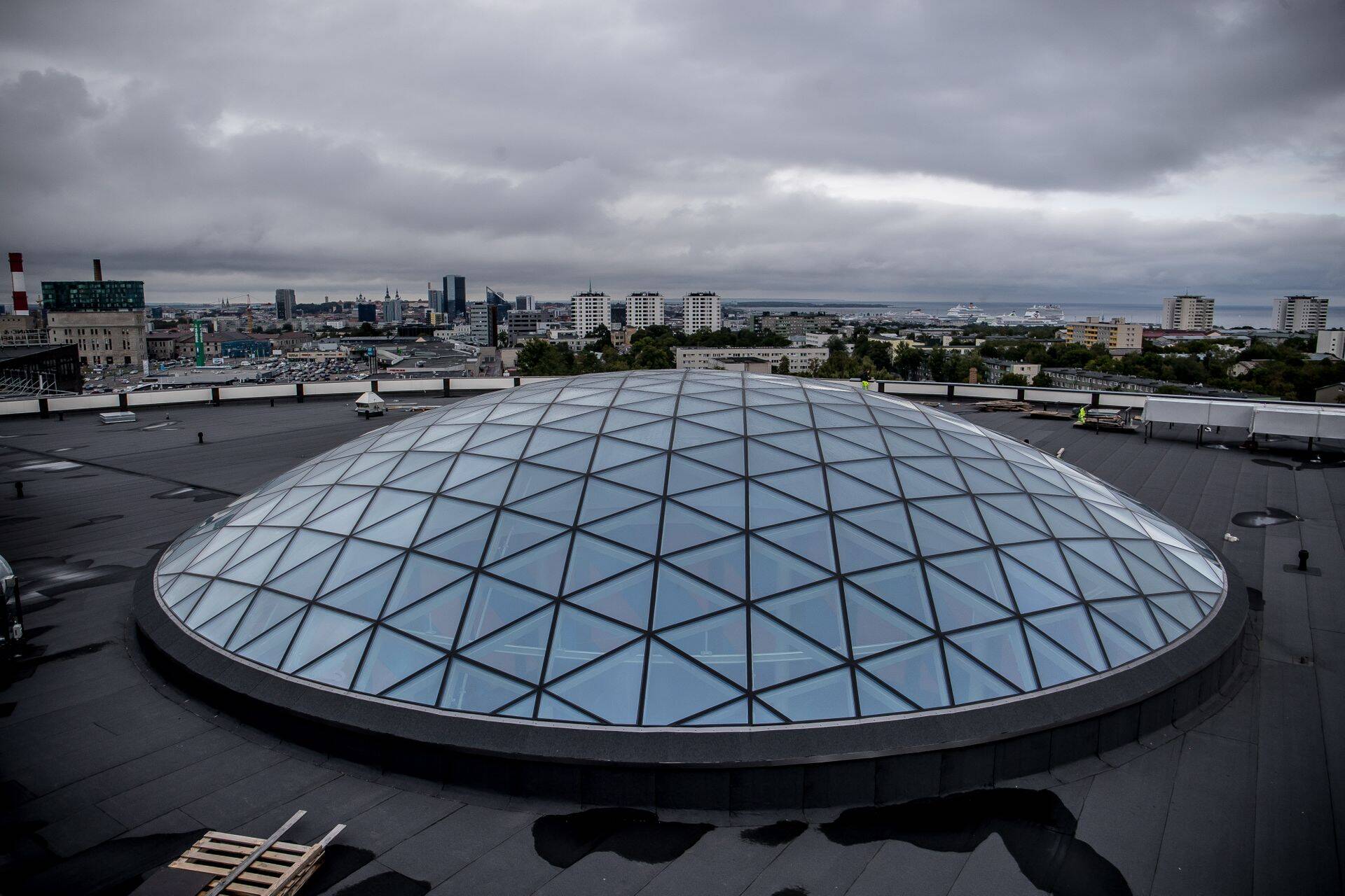 Ülemistele kerkiv uus kaubanduskeskus T1 peas uksed avama oktoobri lõpus. T1 ehitamiseks sõlmis Pro Kapital 2015. aastal fikseeritud lõpphinnaga lepingu Merko Ehitusega, kuid sellest ajast on turul hinnaga palju muutunud.