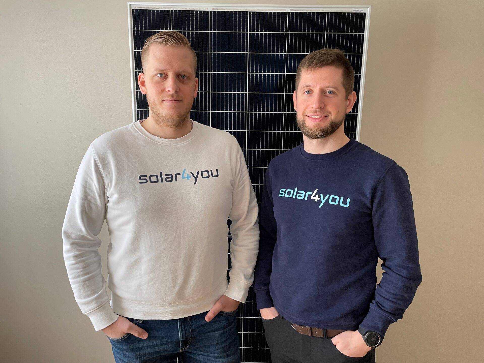 Solar4you projektijuhid Risto Laan (vasakul) ja Rando Simson toonitavad, et päikesepaanele on väga oluline korraliselt hooldada.