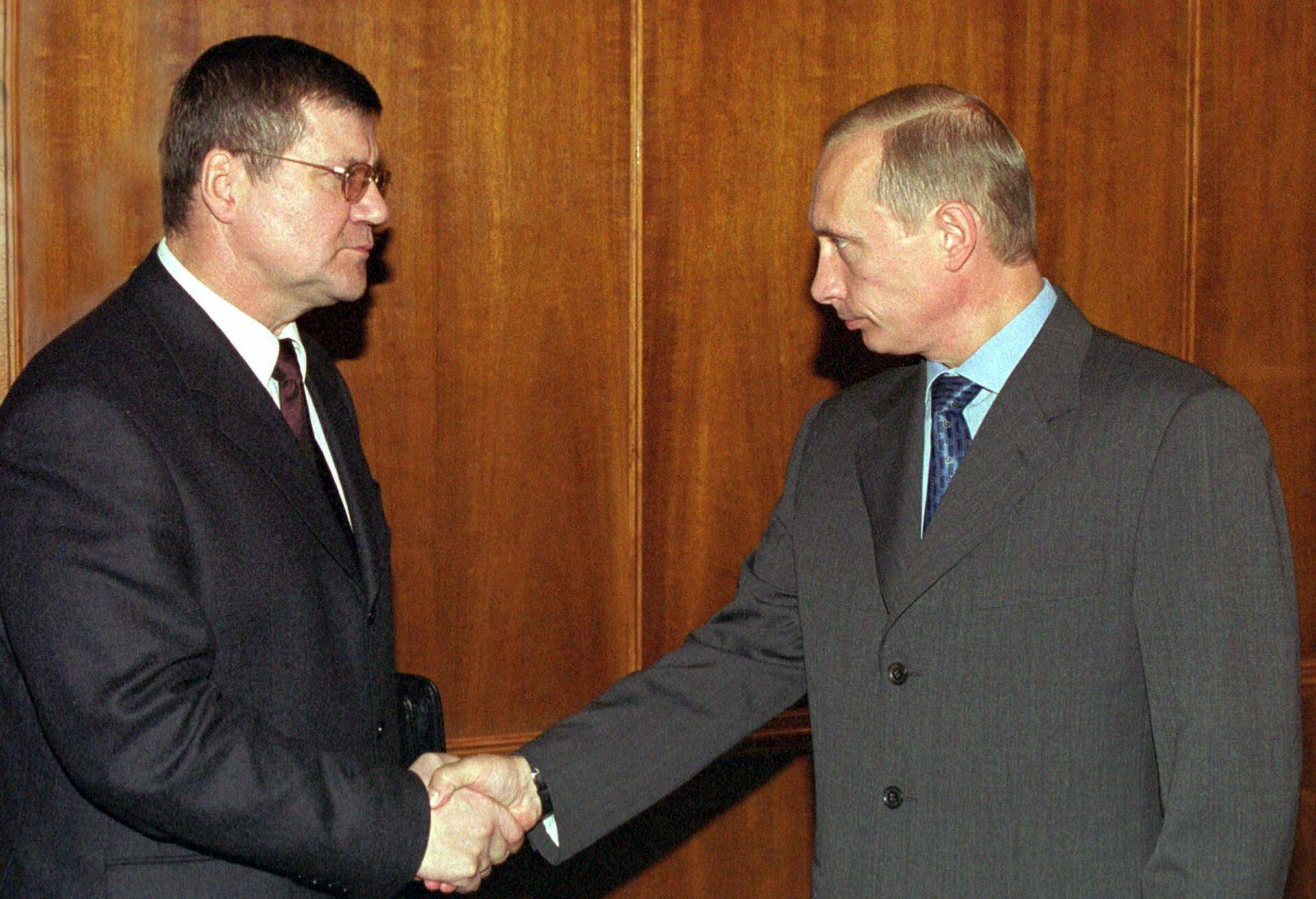 Toonane justiitsminister Juri Tšaika ja president Vladimir Putin aastal 2001.