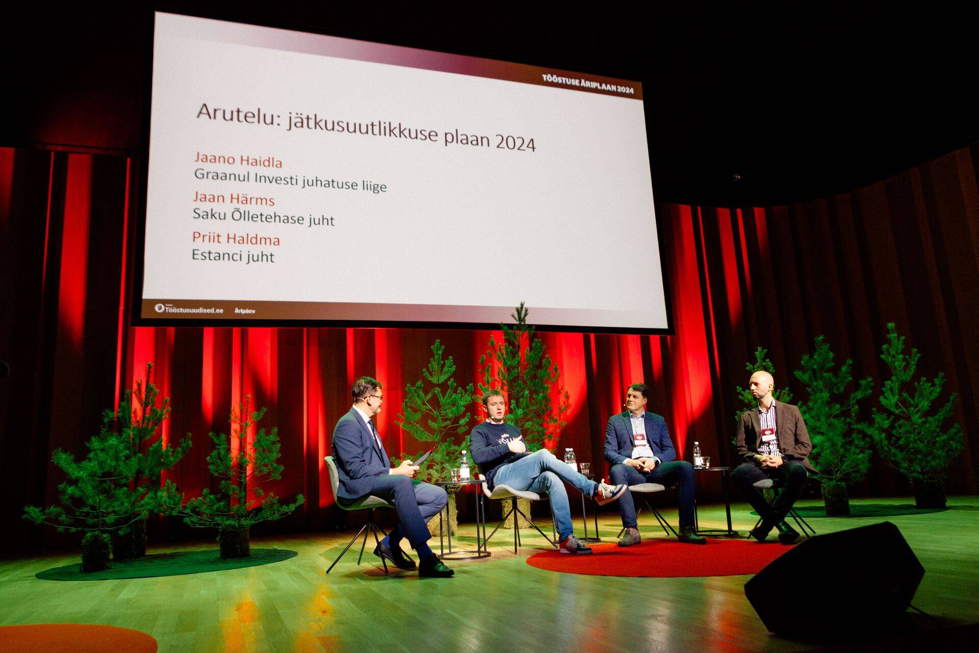 Vestlusringis, mis keskendus jätkusuutlikkusele ja rohepöördele, osalesid Jaan Härms (Saku Õlletehas, vasakult teine), Jaano Haidla (Graanul Invest) ja Priit Haldma (Estanc, paremal). Vestlust vedas Anti Orav (vasakul).