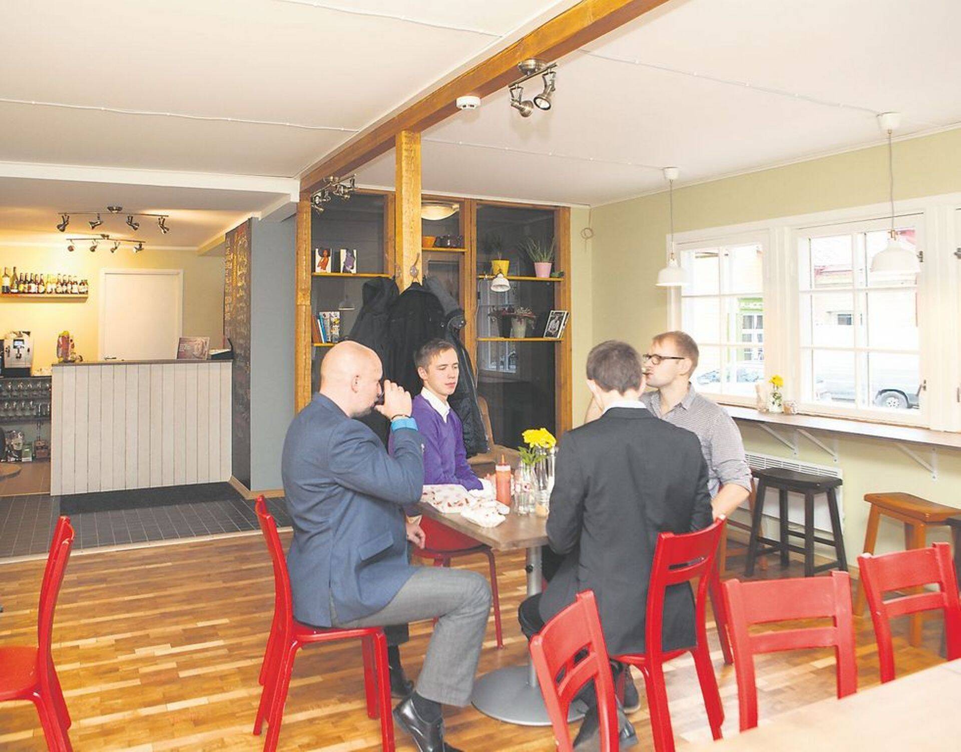 Tallinnas Toompea külje all asuvas uues söögikohas Hotokas saab kõhtu täita hot dog’idega – menüüs on valida ligi kümne erineva kuumkoera vahel.