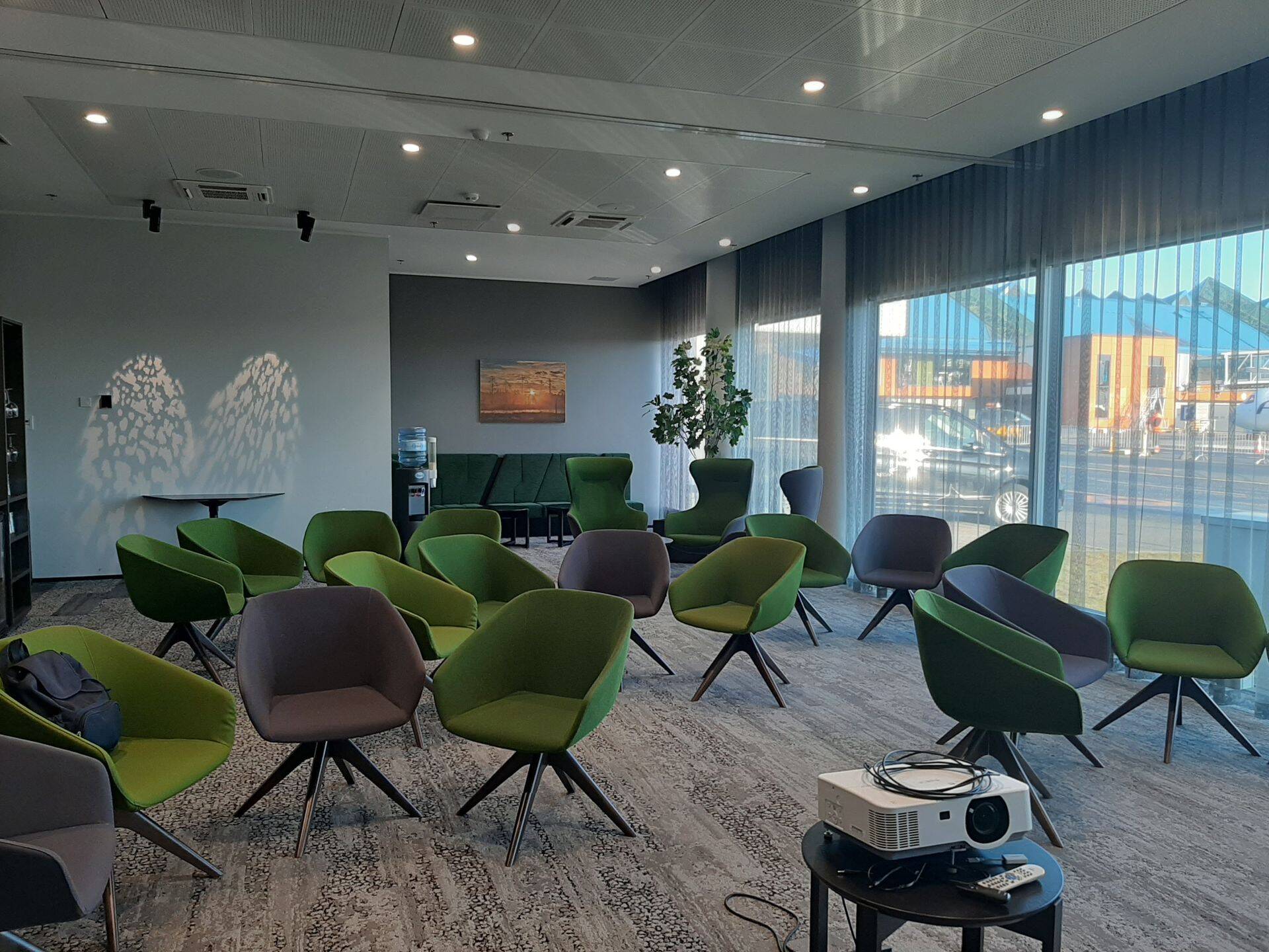 Tallinna lennujaama VIP sissepääsu juures olev koosolekuruum „Mets”.