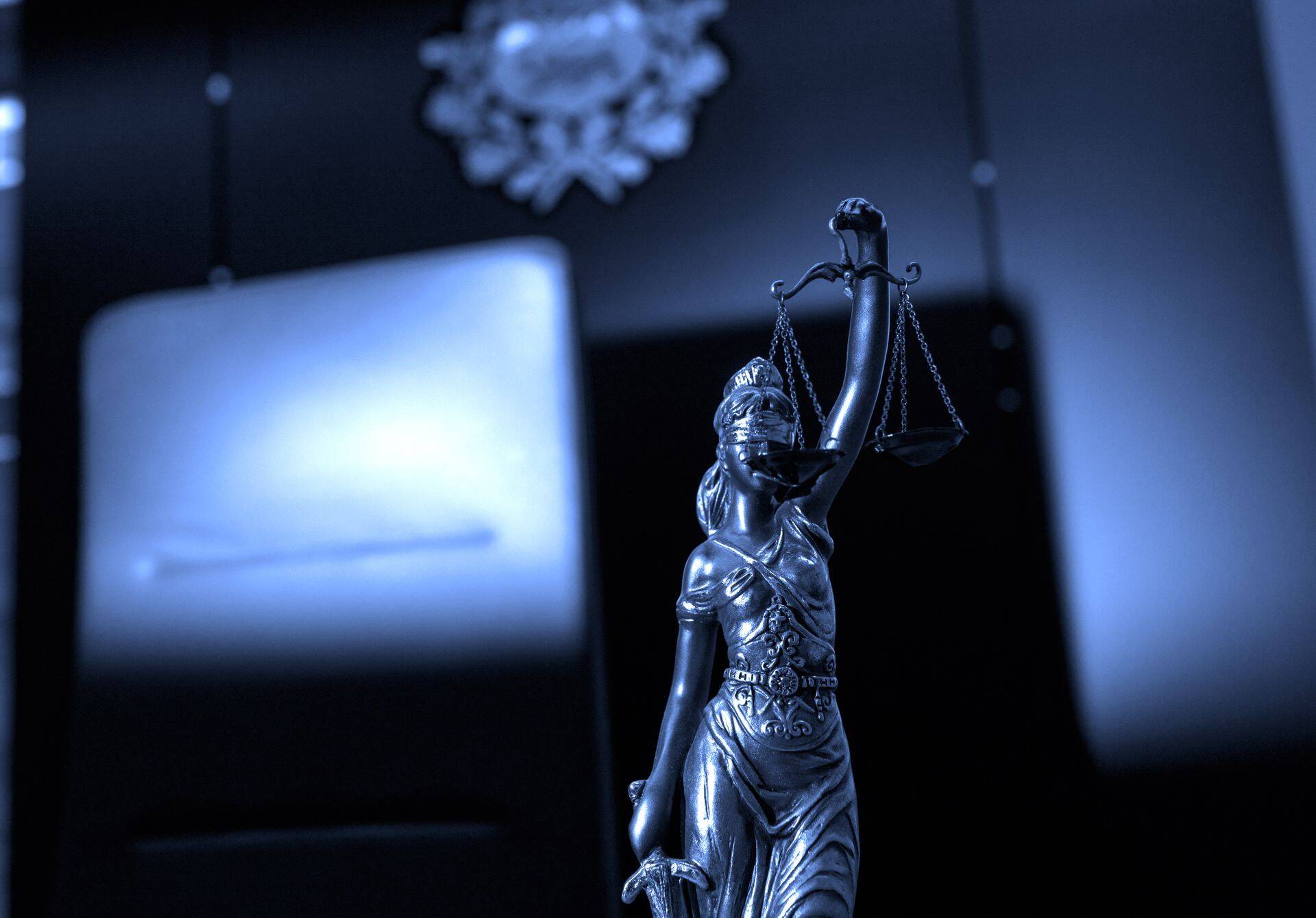 Если сотрудник нанес компании ущерб (например, задолженность по налогам), работодатель вправе потребовать от него возмещения позже в гражданском или уголовно-правовом порядке.