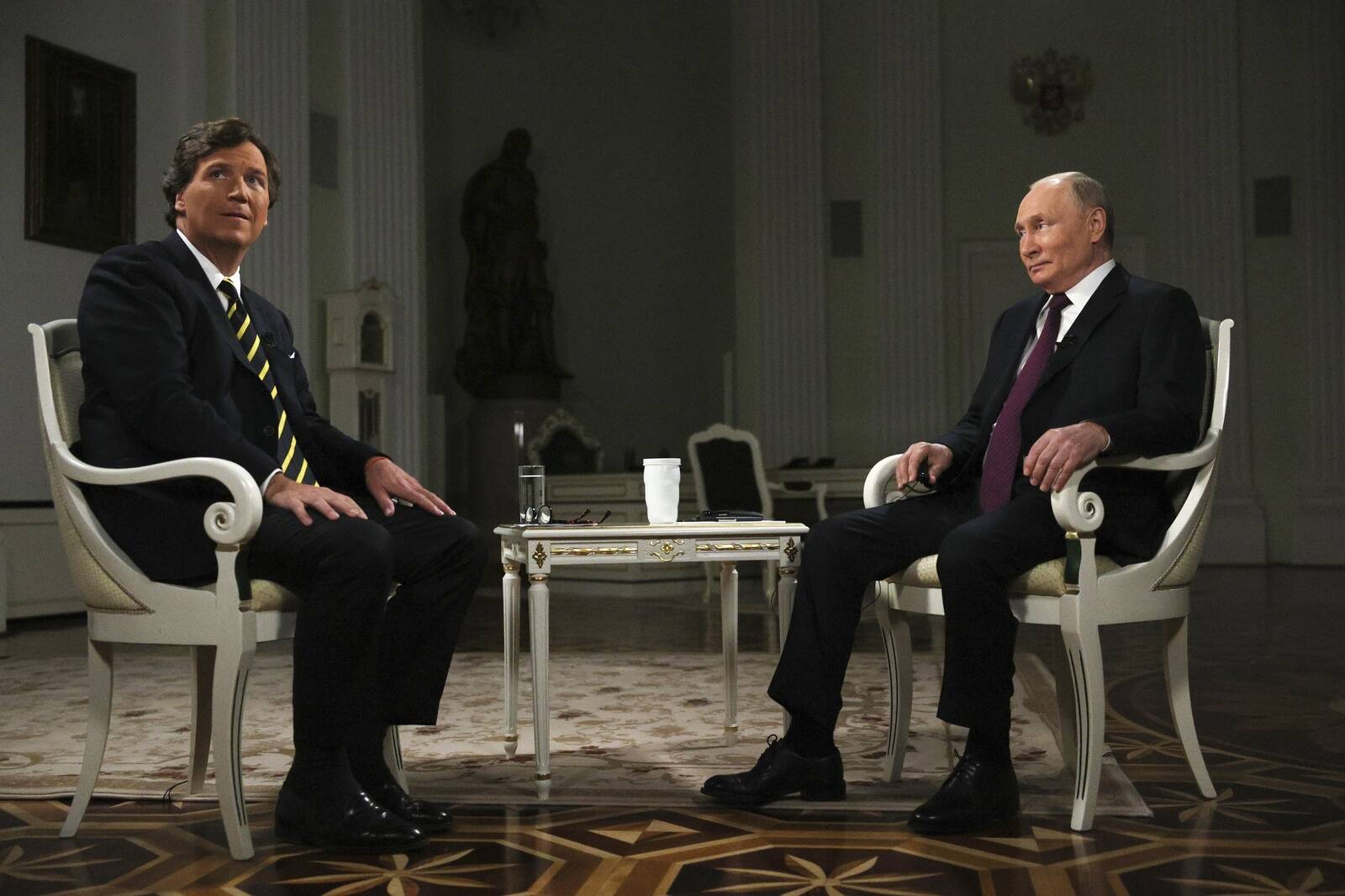 Kreml on kultiveerinud enda ümber ka vastuvõtliku USA auditooriumi. MAGA-maailma telenägu Tucker Carlson (vasakul) on üks Vladimir Putini sõnumi kriitikavabadest vahendajatest.
