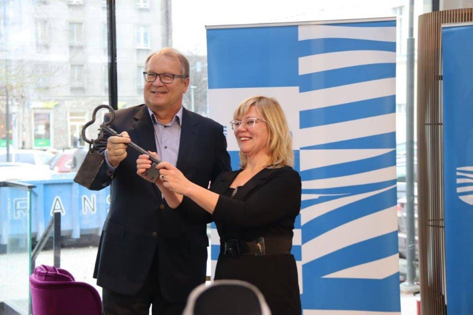 Paviljoni hoonestaja OÜ Pellepokk üks omanikke Olaf Herman ja Tallinna abilinnapea Eha Võrk.