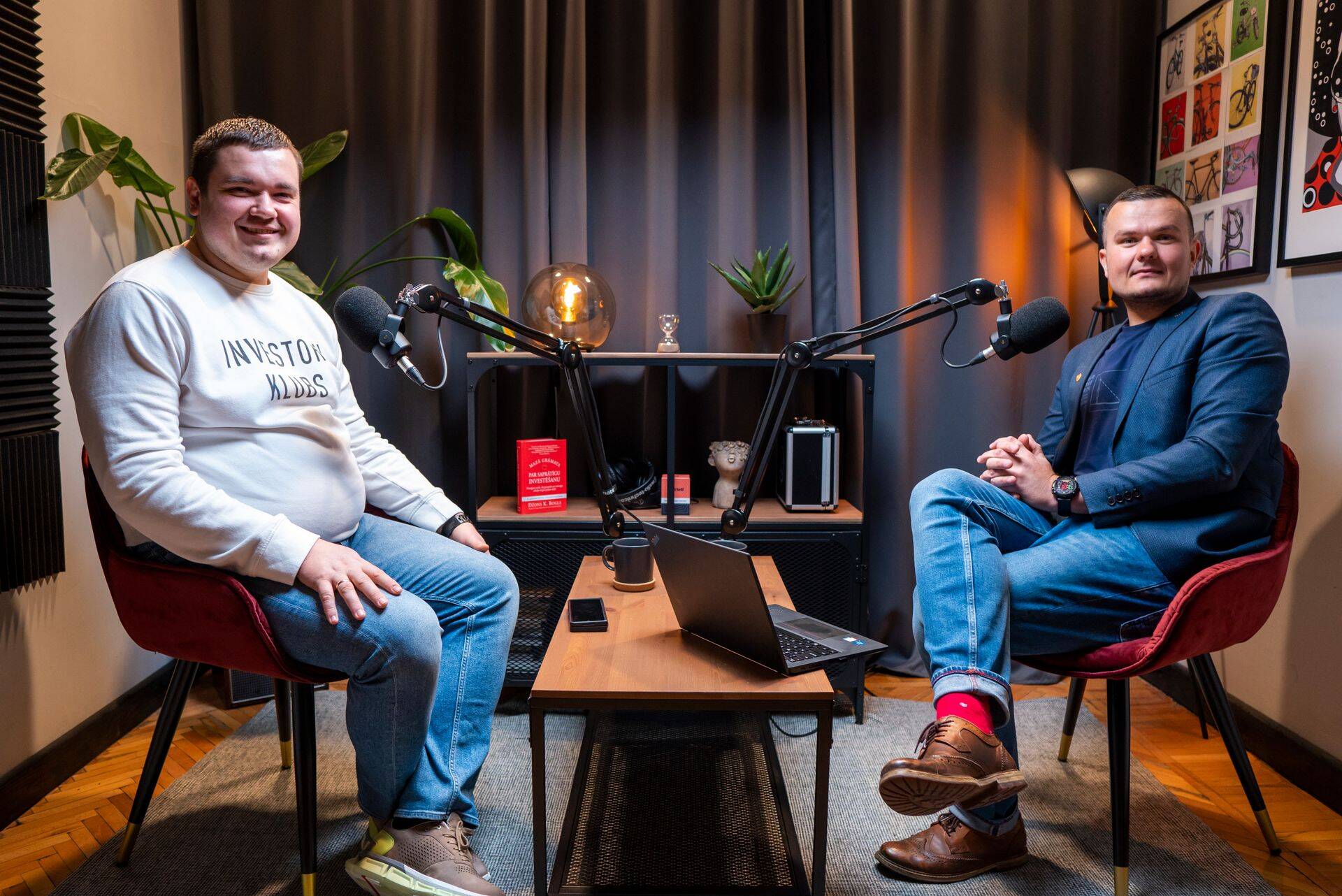 Investoru Kluba izpilddirektors Kaspars Peisenieks un Swedbank ieguldījumu produktu līnijas vadītājs Rolands Zauls