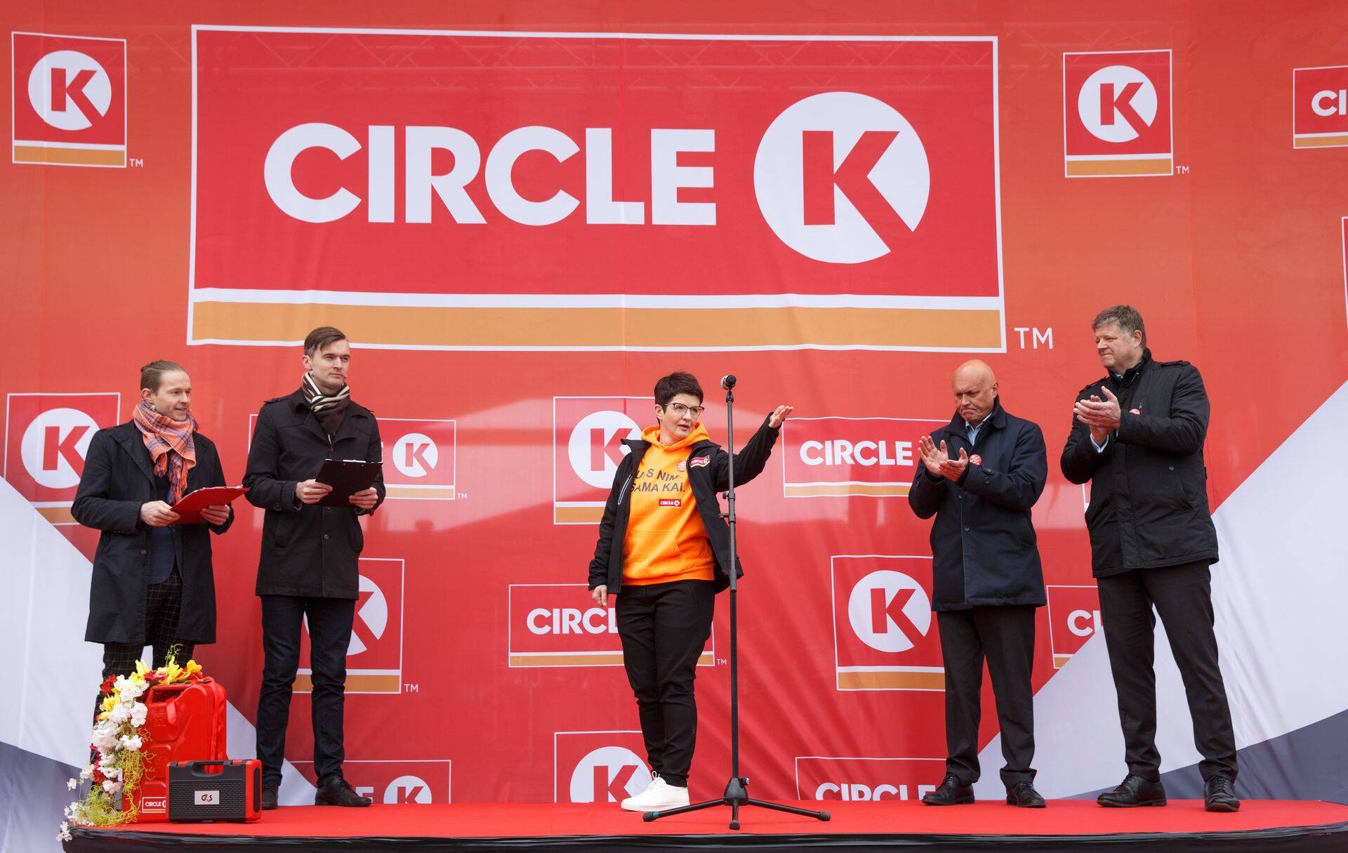 Päevajuhid Charlekas ja Meelis Kubo, Circle K Eesti ASi peadirektor Kai Realo (keskel), Circle K Ida-Euroopa piirkonna asepresident Jorn Madsen ja Circle K Euroopa piirkonna president Jacob Schram