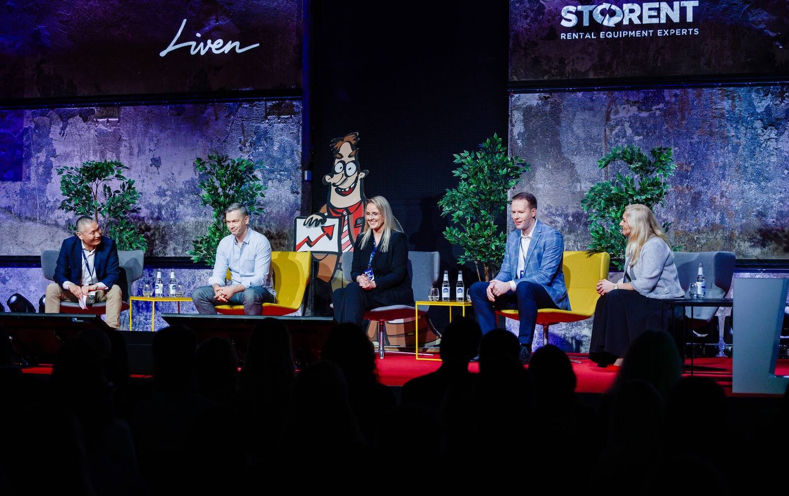 Слева направо: основатель аналитического бюро Enlight Research Маттиас Валландер, руководитель LHV Grupp Мадис Тоомсалу, глава администрации финансового директора и отдела по связям с инвесторами Ignitis Group Айне Риффель-Гринкевичене, финансовый директор Eleving Group Марис Крейц и финансовый директор Storent Байба Онкеле.