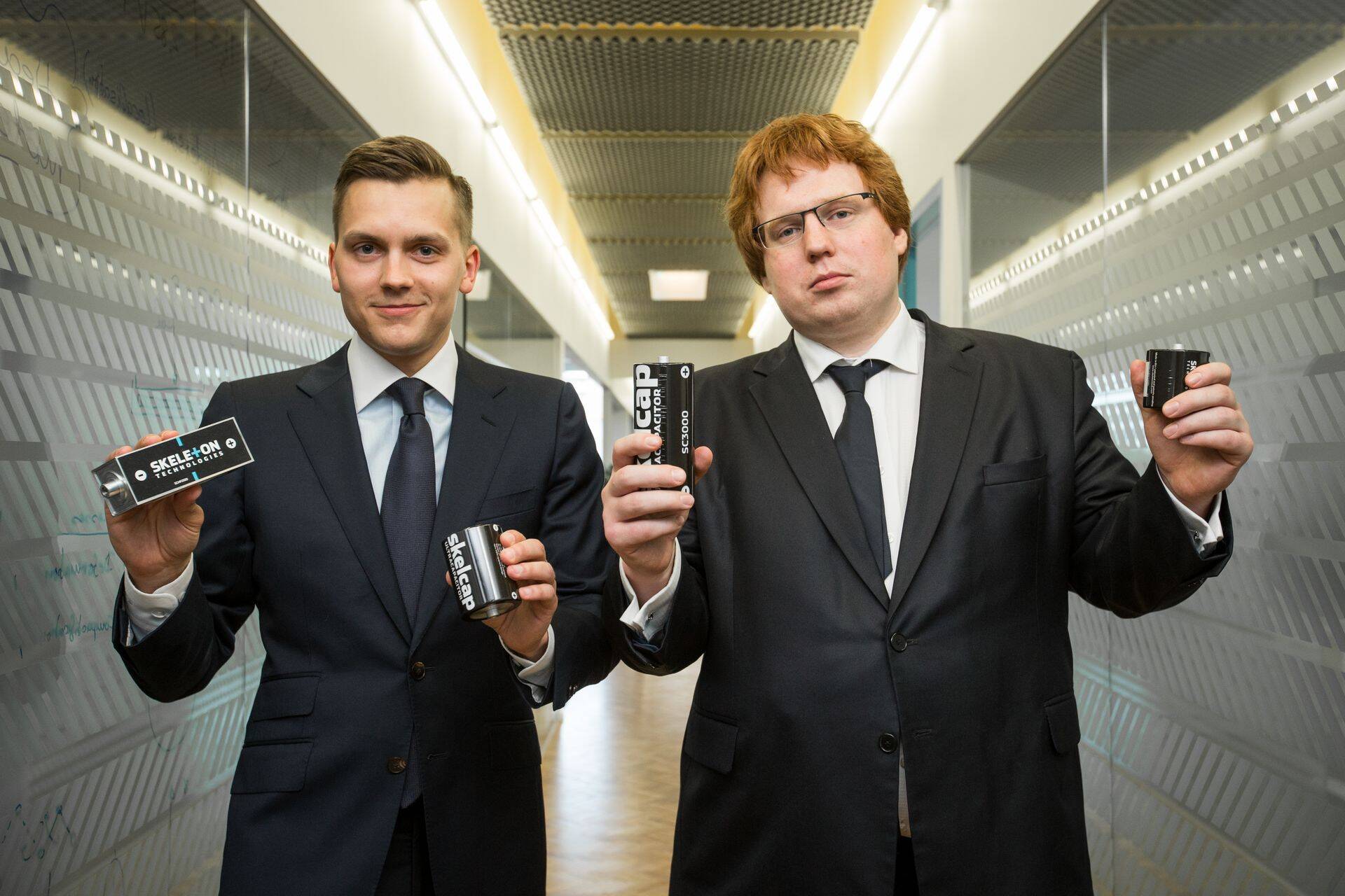 Skeleton Technologiesi asutajad Oliver Ahlberg (vasakul) ja Taavi Madiberk näitavad enda arendatud superkondensaatoreid.