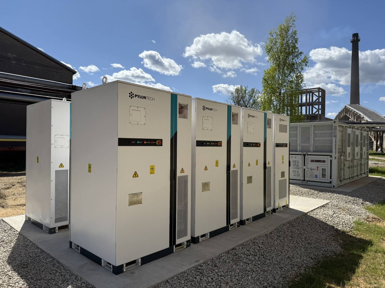 Kiviõli Keemiatööstuse juurde rajatud salvestuslahendus on integreeritud tööstuse energiaahelasse, ühendades kohaliku päikesepargi, tööstuse elektriarbimise ja elektrisalvestamise ühtseks süsteemiks.