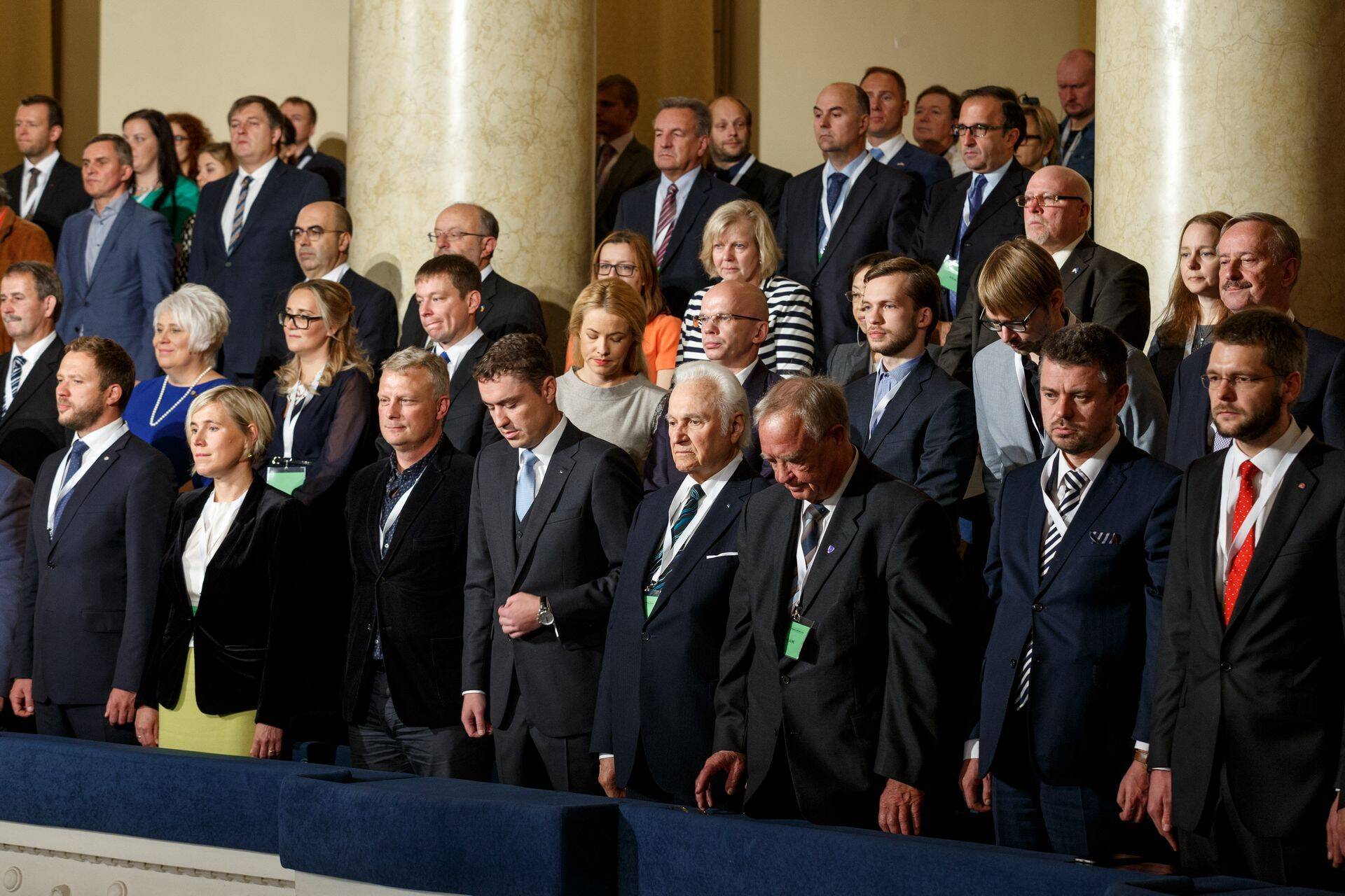 Mitmed valitsuse liikmed Estonias presidendivalimiste alguses hümni laulmas