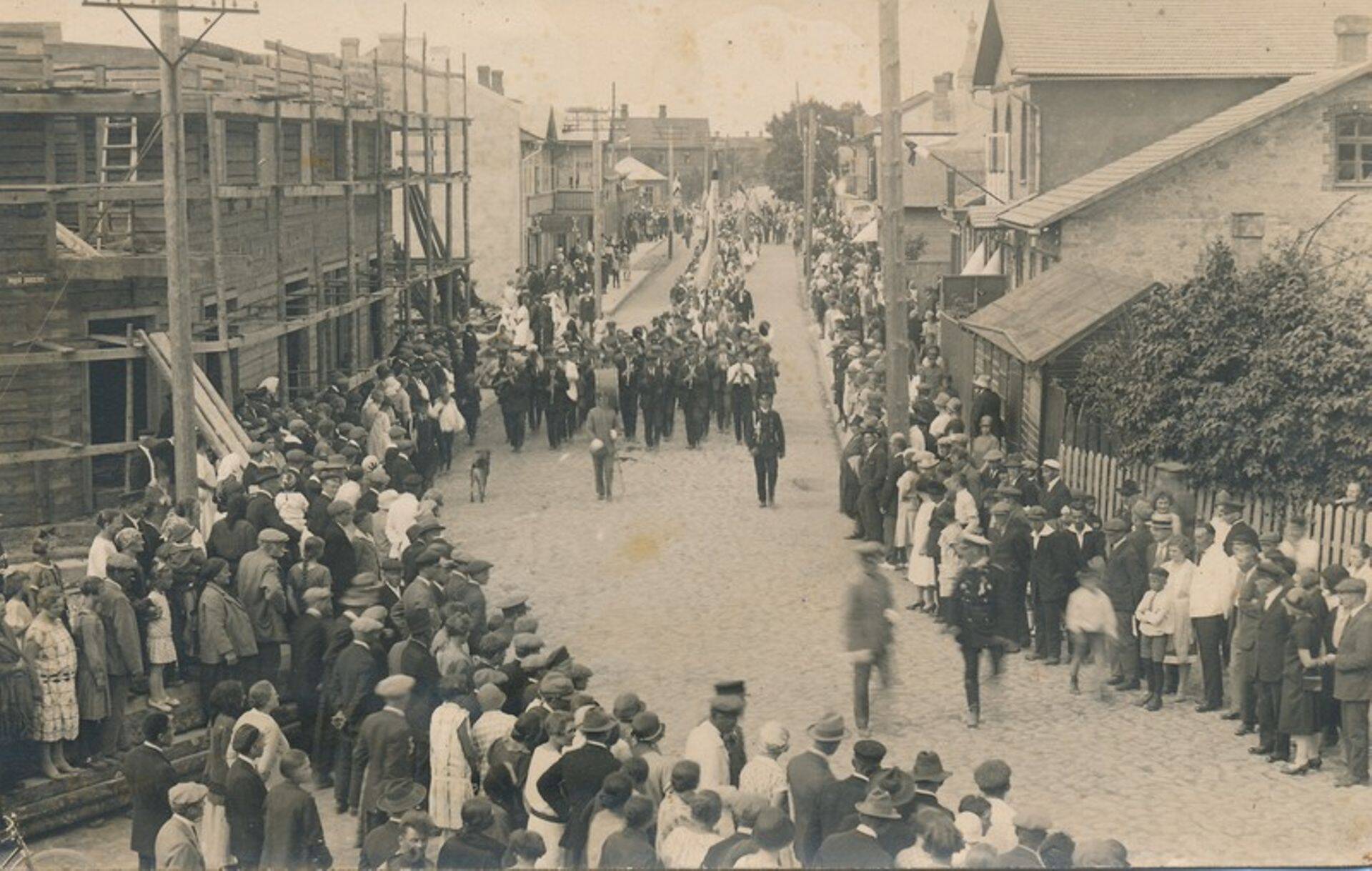 1927. aastal korraldati Tapale linnaõiguste andmise 1. aastapäeva puhul Tapa linna laulupäev. Pildil on laulupäeva rongkäik.