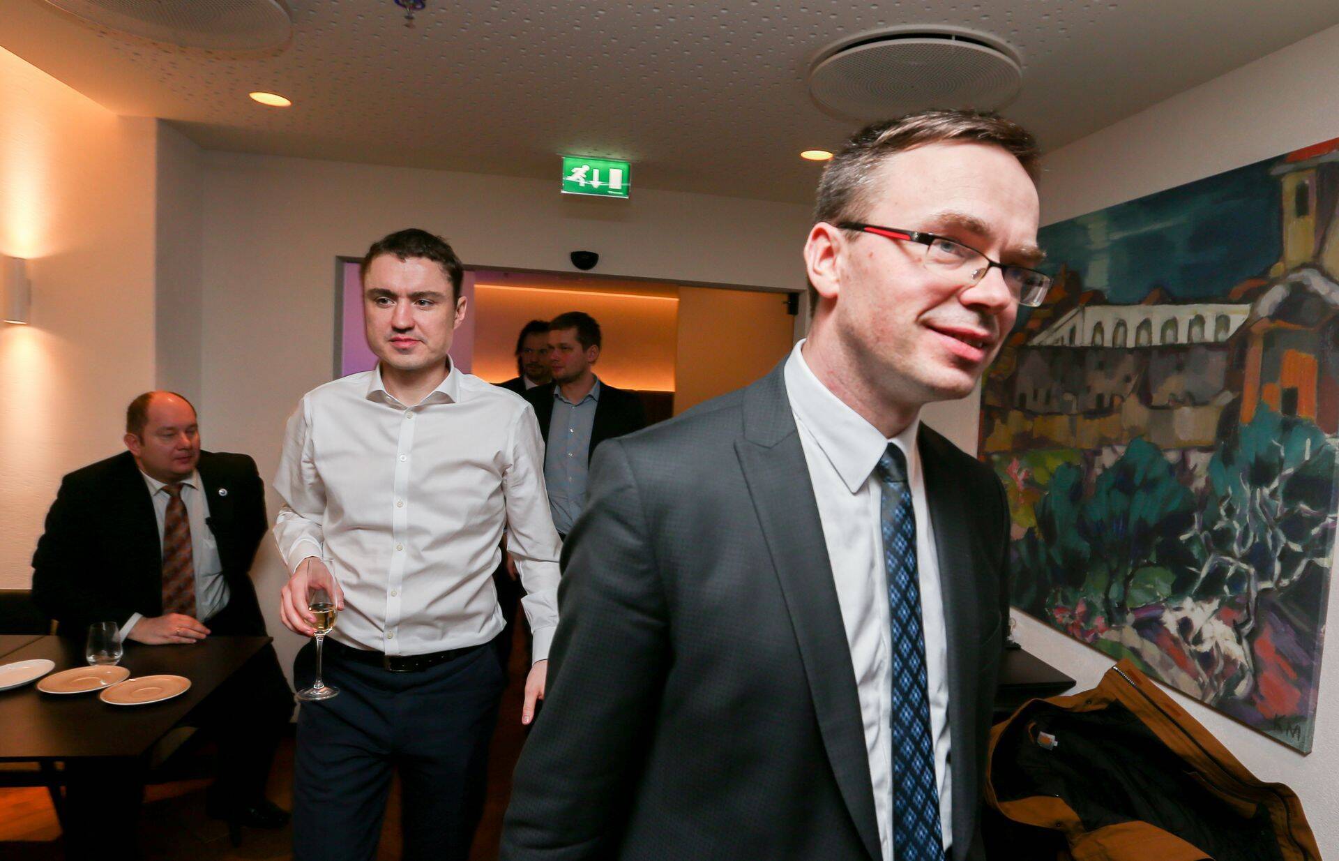 Reformierakonna juht Taavi Rõivas (vasakul) ja sotside juht Sven Mikser valimisööl.