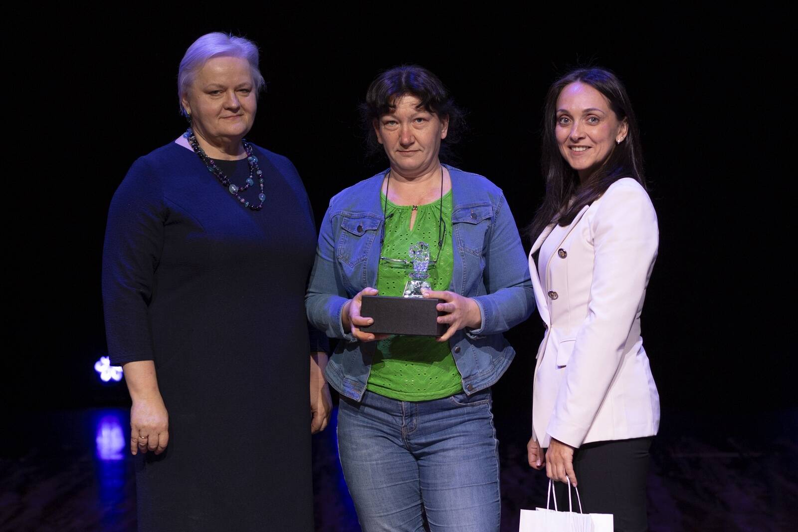 Fotol vasakult ülemarst Pille Letjuka, parim õde Krista Moks ning õenduse ja patsiendikogemuse juht Julia Kedus
.
