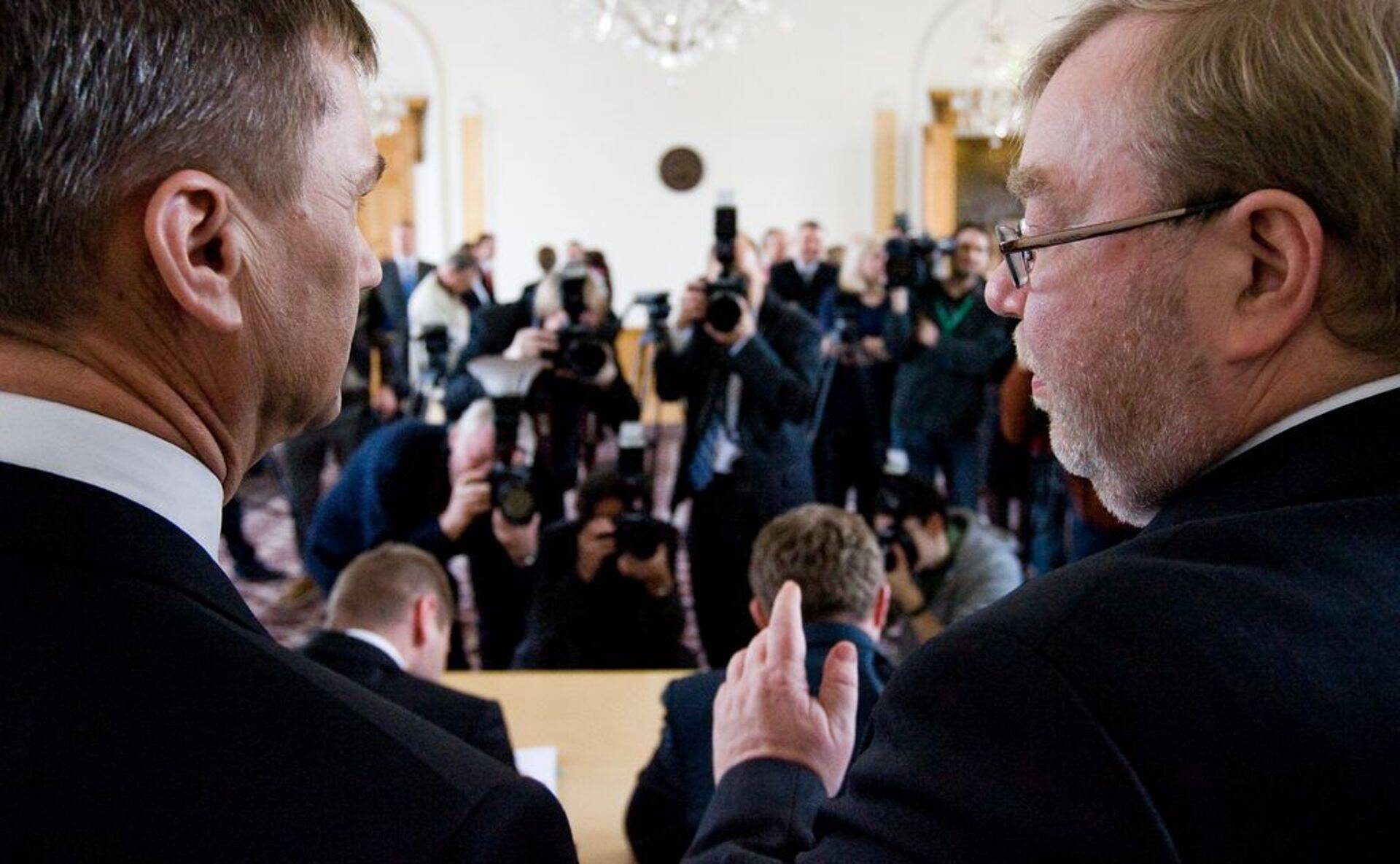 Mart Laar 2011. aastal Andrus Ansipiga koaltisoonilepingut allkirjastamas.