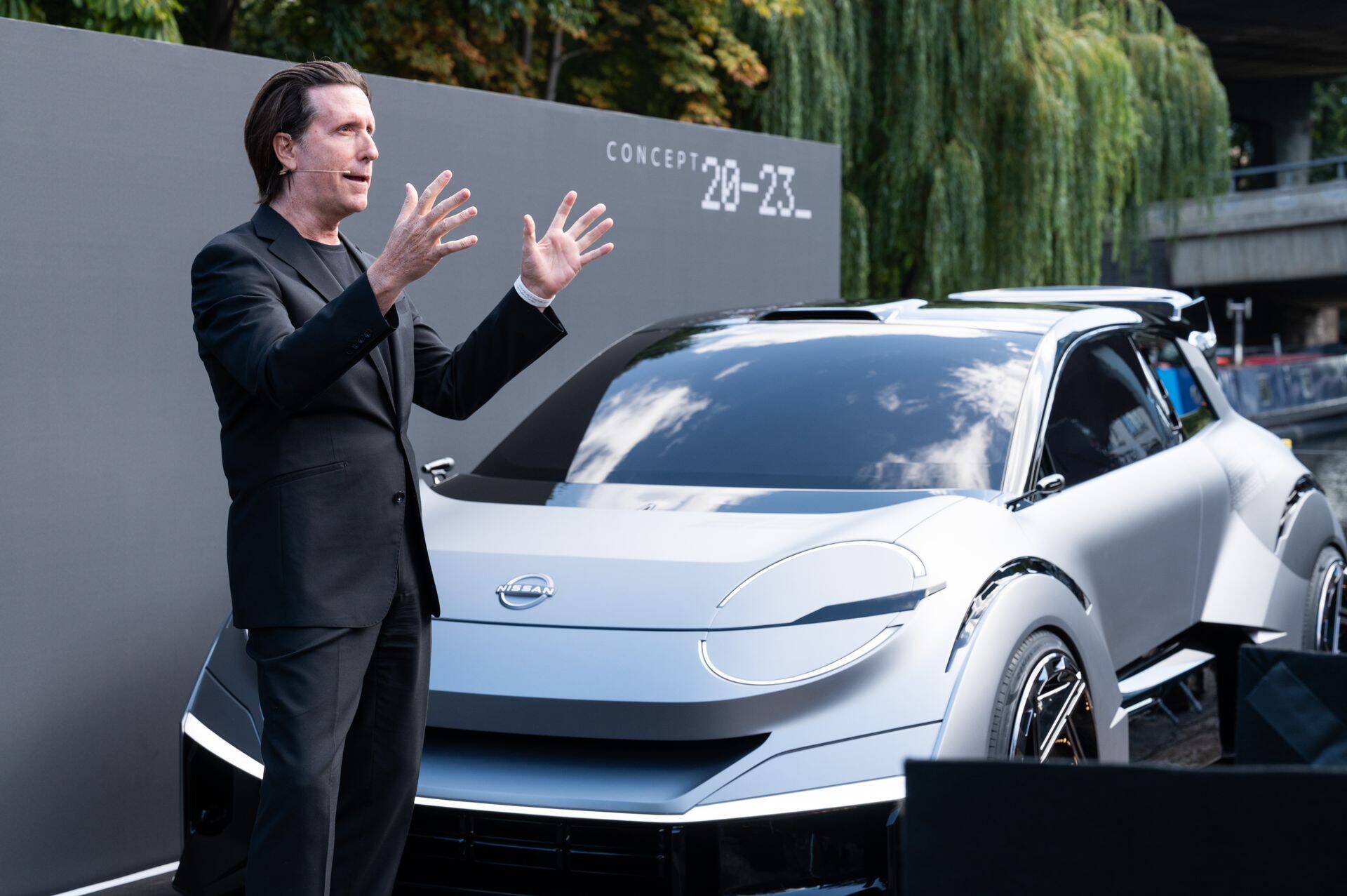 Nissani asepresident disaini alal Alfonso Albaisa esitlemas 25. septembril Londonis ideeautot Nissan Concept 20-23, mis mööda kanalit parve peal ajakirjanike ette sõidutati. Sellesama kanali ääres asub ka Jaapani autotootja Euroopa disainikeskus, mille 20. sünnipäeva auks ideeauto üllitatigi.