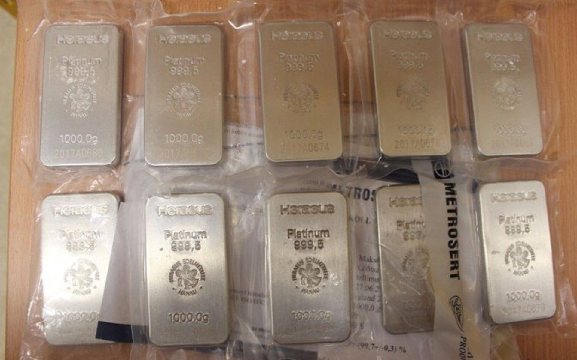 Налоговая выставила на аукцион 10 килограммов конфискованной платины