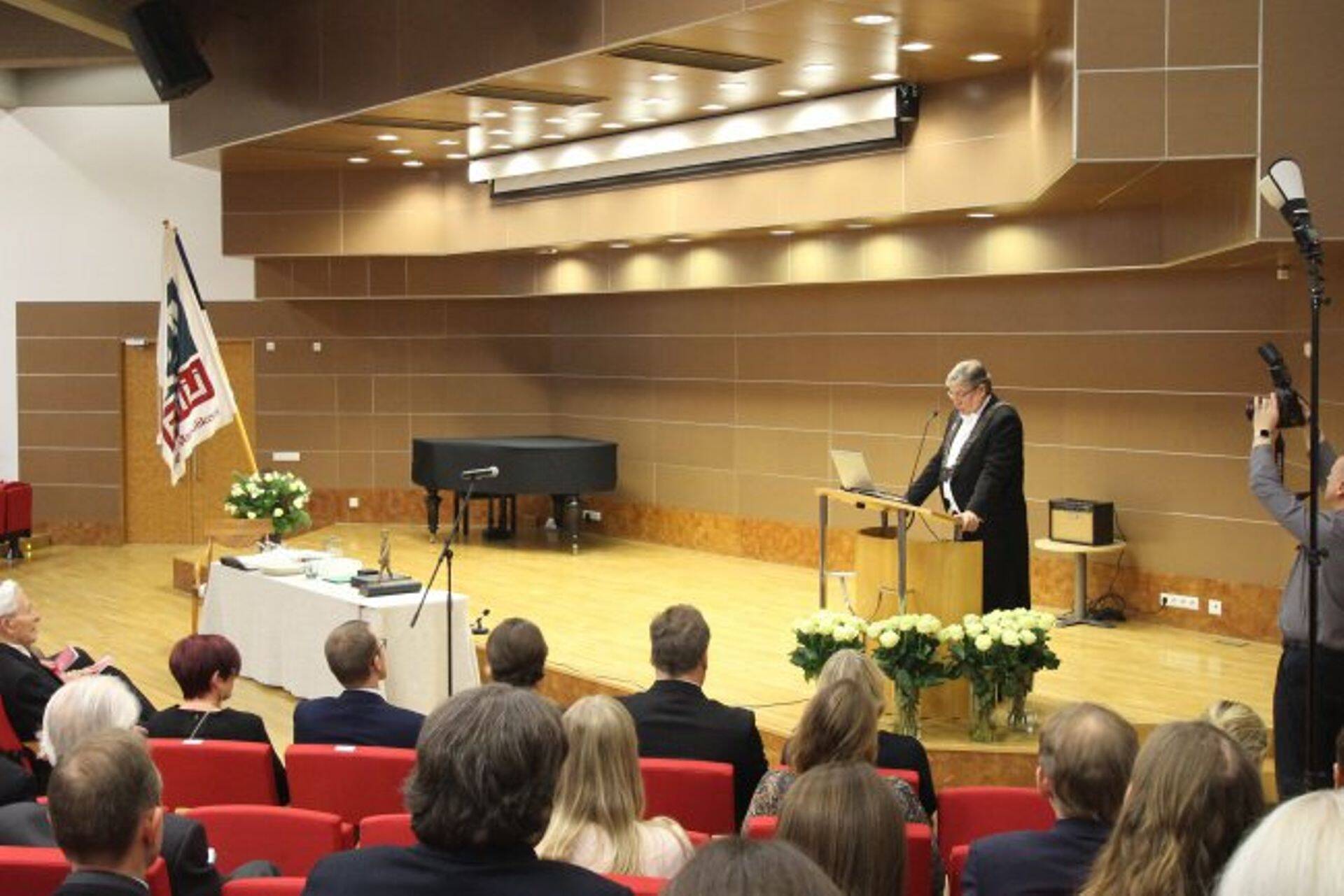 Rektor Mait Klaassen pidamas kõnet maaülikooli aastapäeva akadeemilisel aktusel.