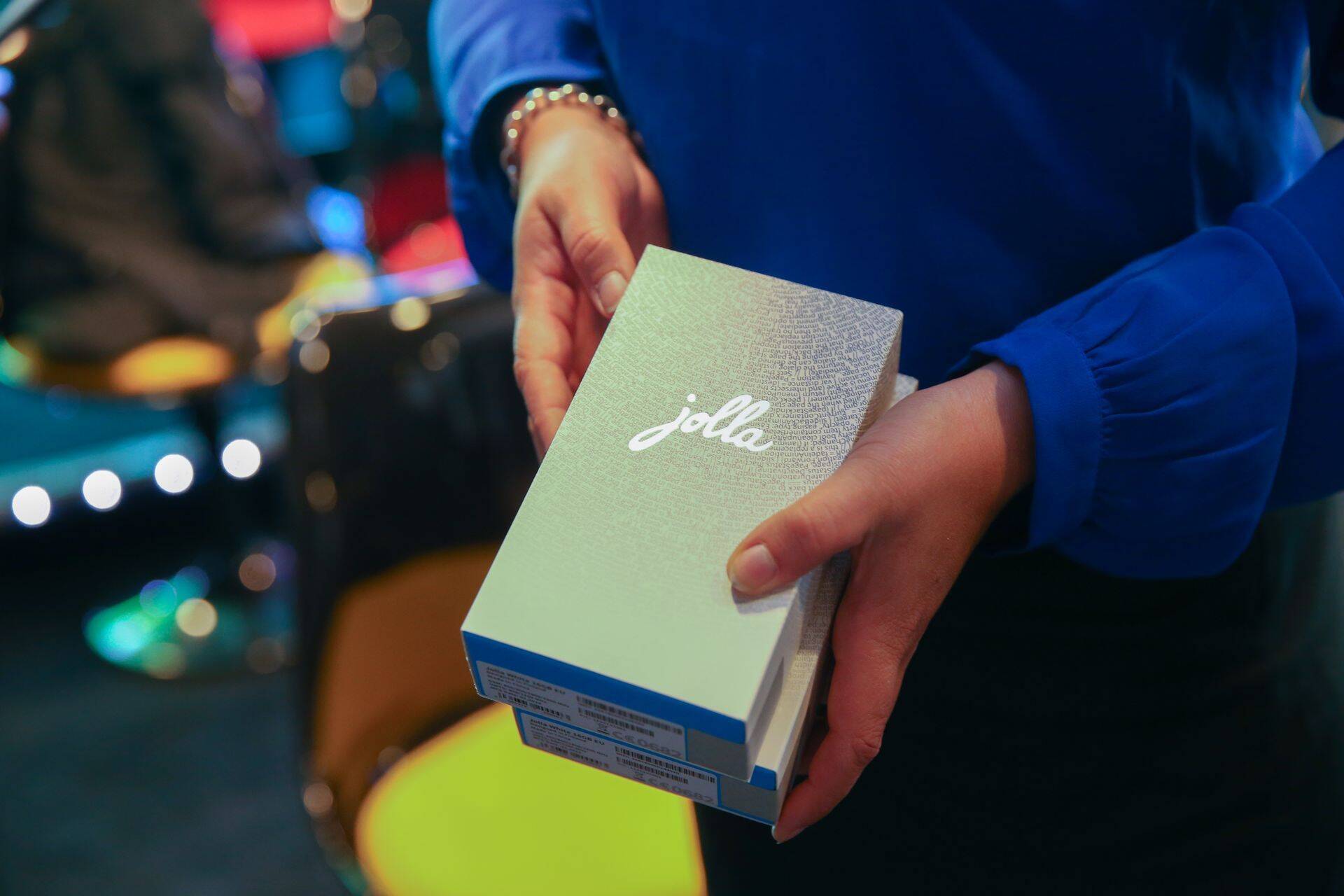 Endised Nokia töötajad asutasid firma Jolla, mis toodab telefone, millele loodi eraldi operatsioonisüsteem Sailfish. Viimane on nüüd venelastele silma jäänud.