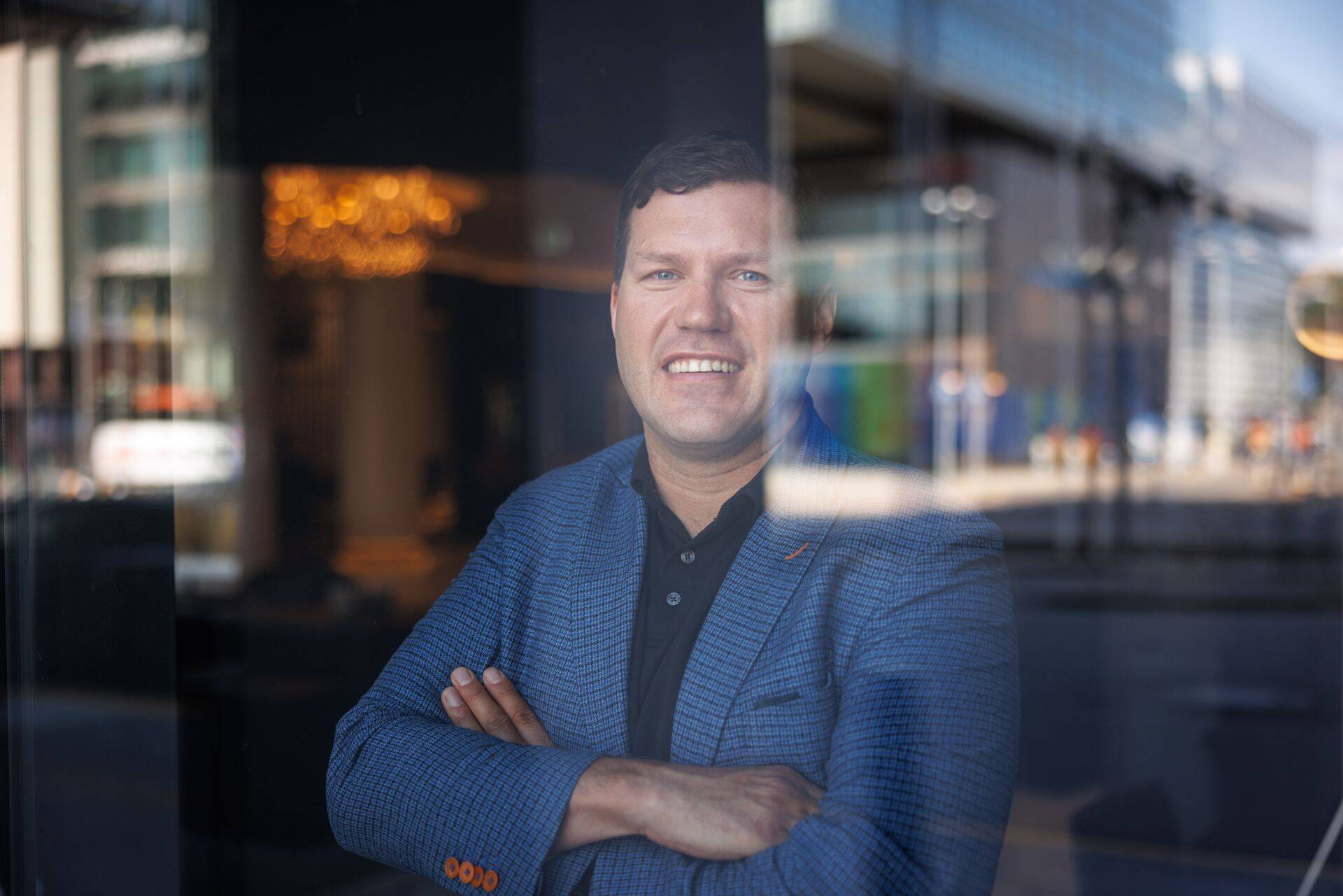 Investor Jaak Roosaare arutab hommikul saatejuhi Juhan Langiga jõukuse nimel rügamise üle.