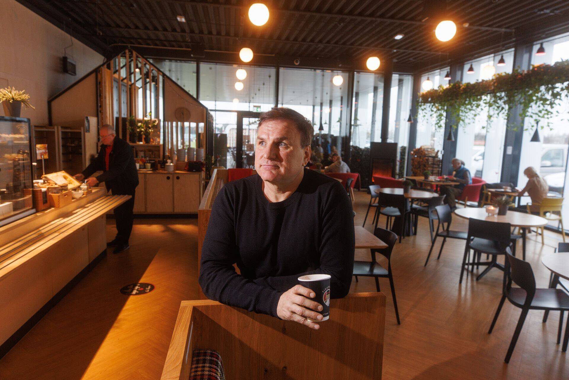 Урмас Йохансон считает, что фастфуд на заправке и ресторан прекрасно дополняют друг друга.